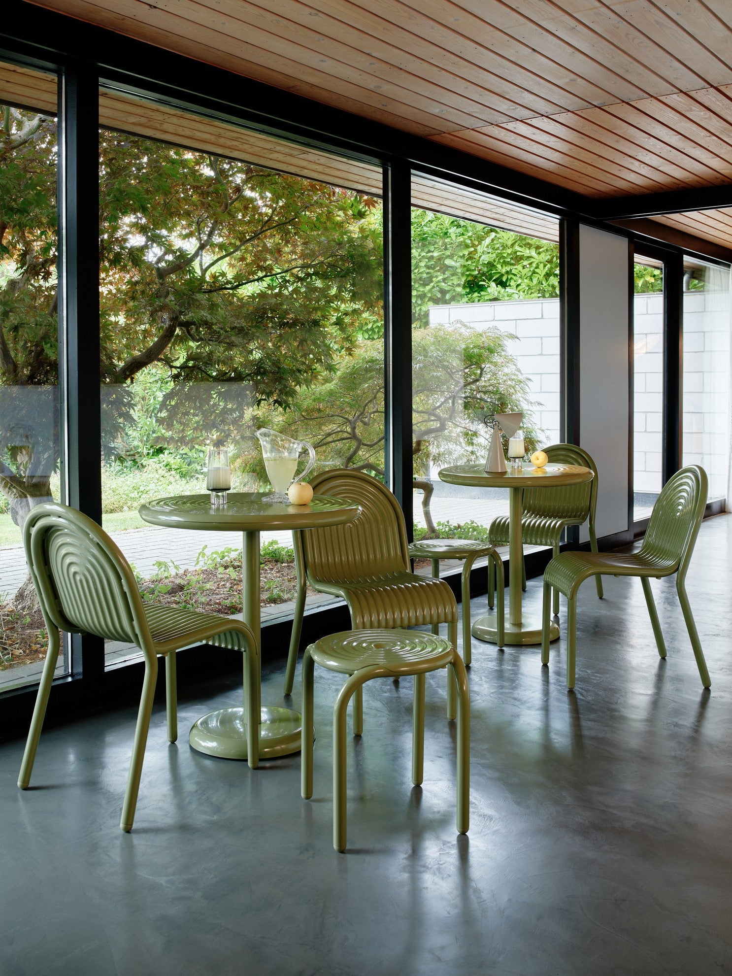 Zelený venkovní kulatý stůl GROOVE