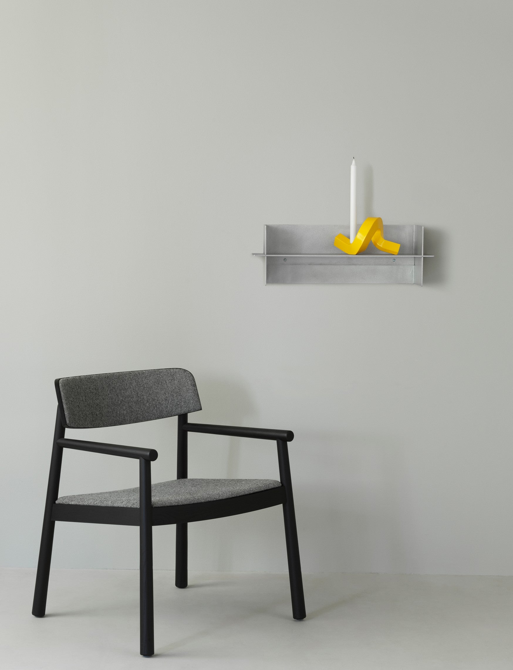 Svícen CROOKED ONE žlutý