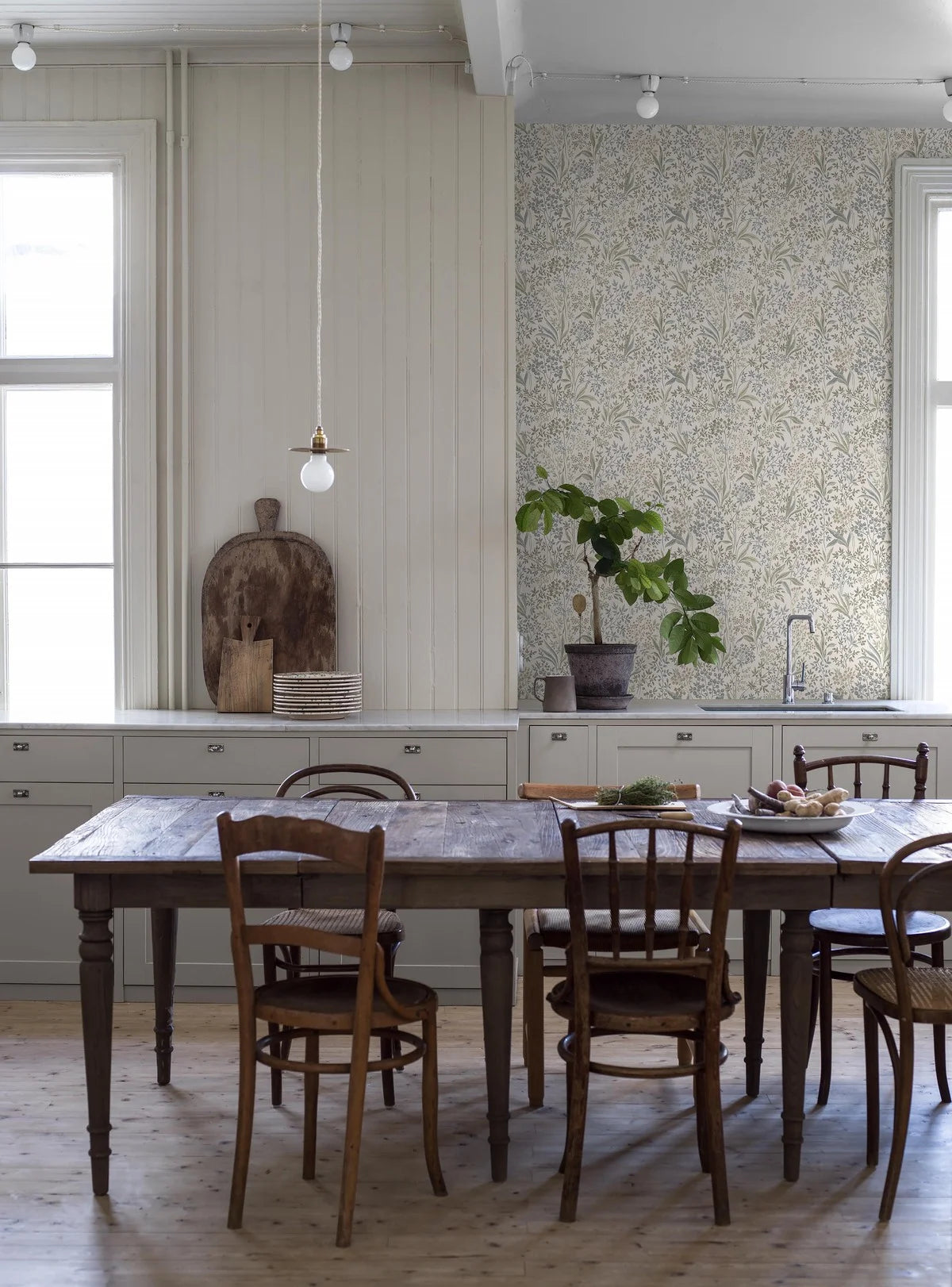 Papírová flizelinová tapeta s rostlinným vzorem NOCTURNE béžová se zelenou