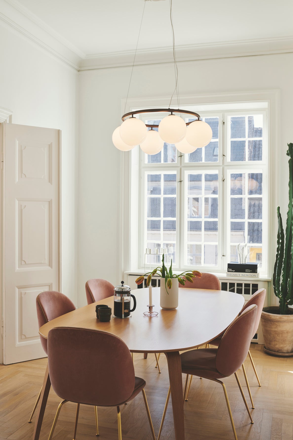 Závěsná lampa MIIRA 6 CIRCULAR tmavě hnědá s opálovým sklem