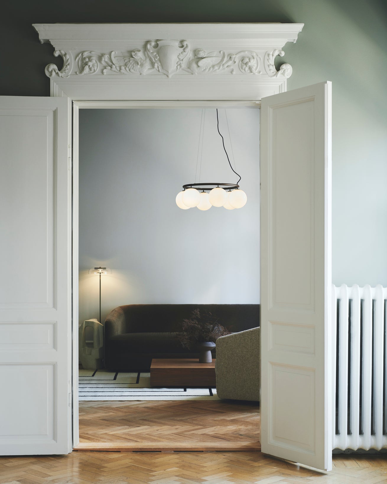 Závěsná lampa MIIRA 6 CIRCULAR tmavě hnědá s opálovým sklem