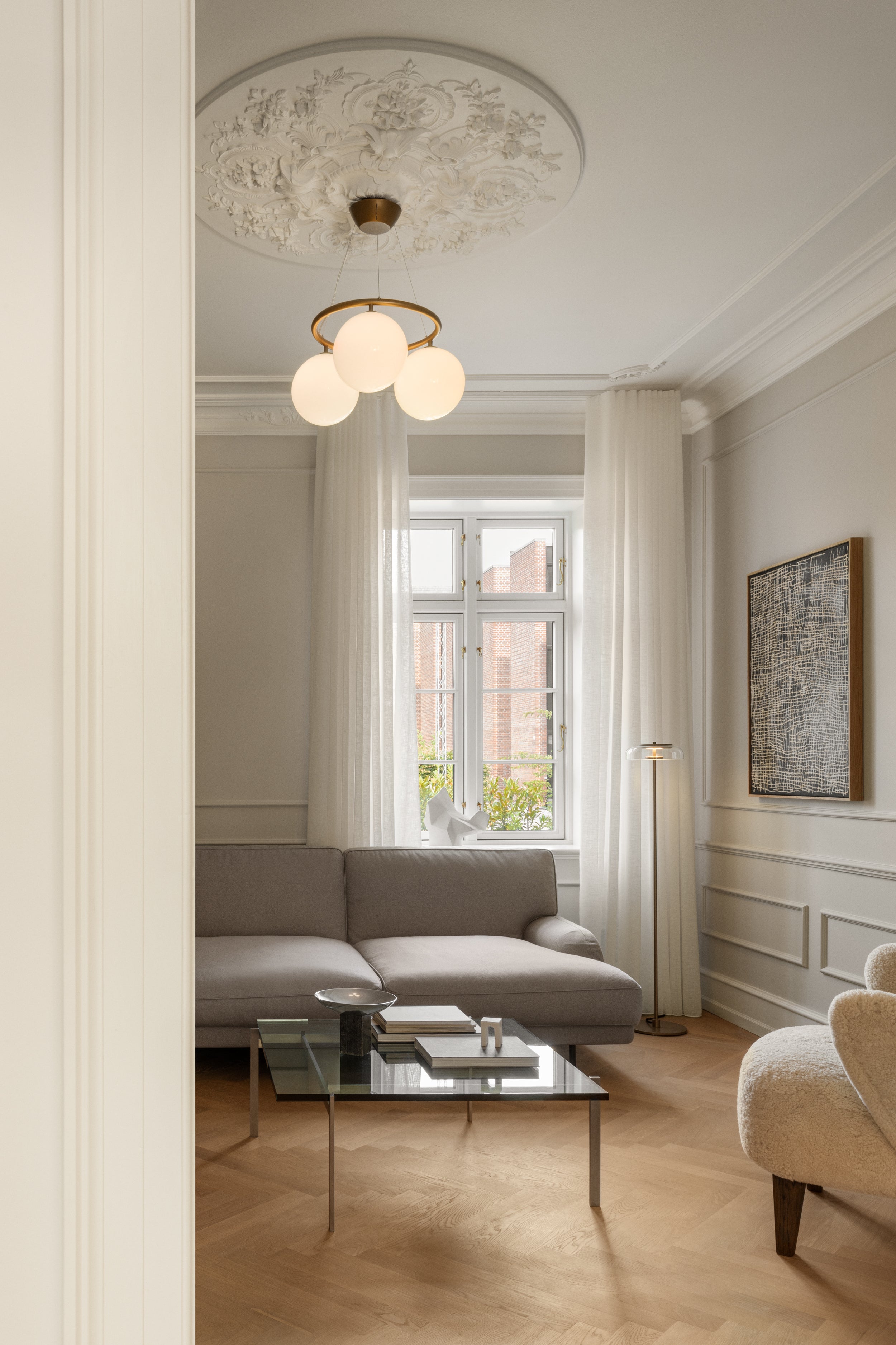 Závěsná lampa MIIRA 3 CIRCULAR tmavě hnědá s opálovým sklem