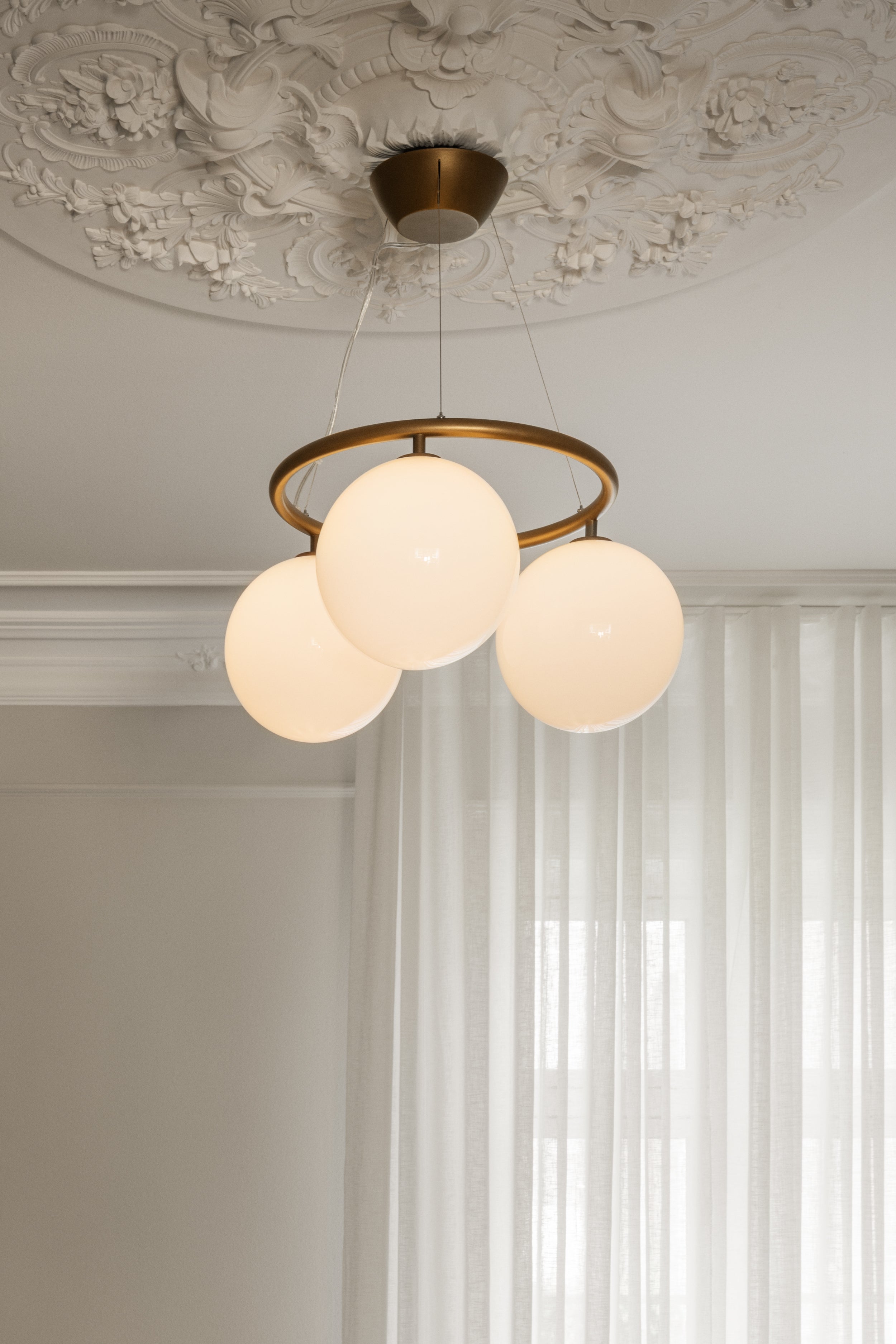 Závěsná lampa MIIRA 3 CIRCULAR tmavě hnědá s opálovým sklem