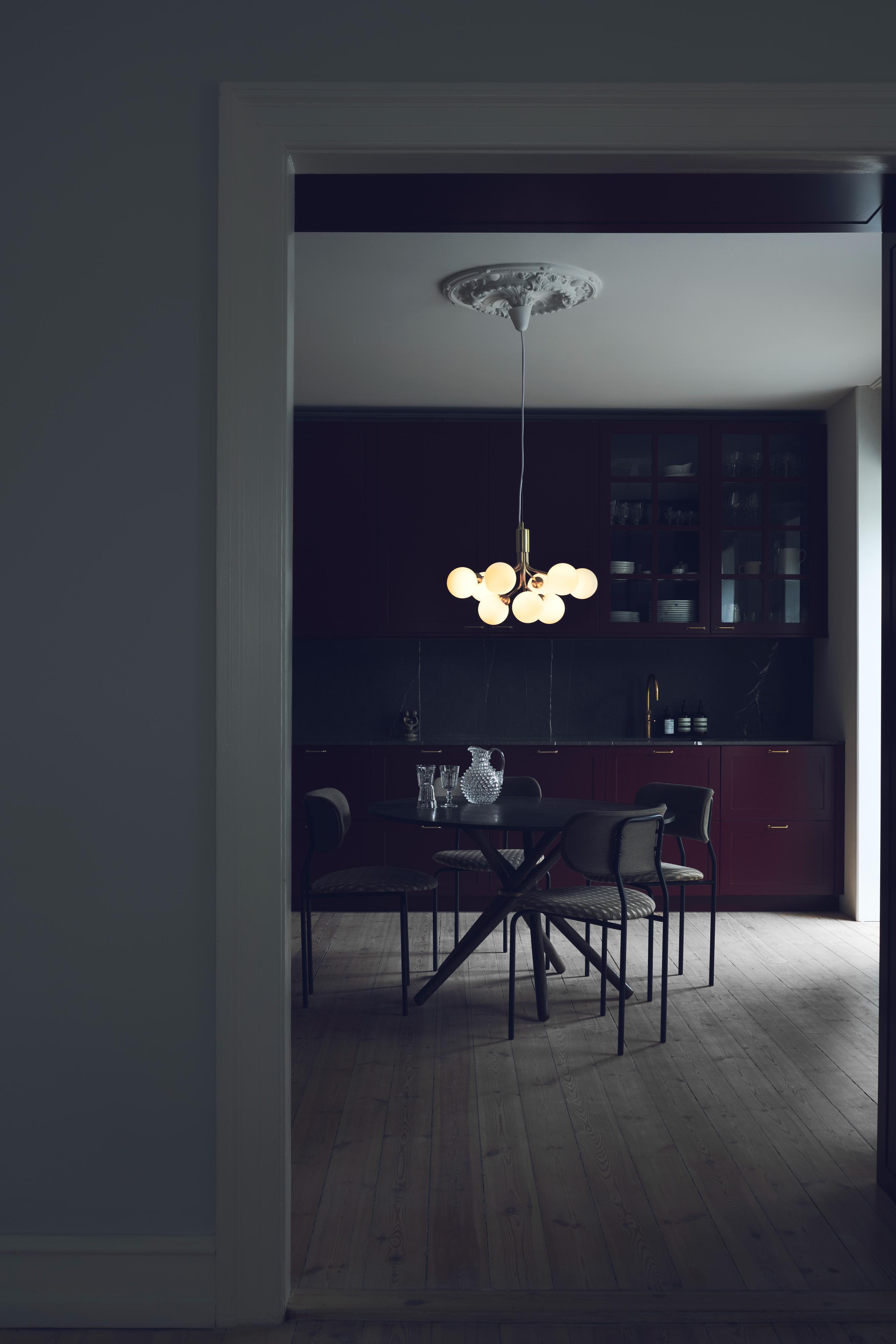 Závěsná lampa APIALES 9 mosazná s opálovým sklem
