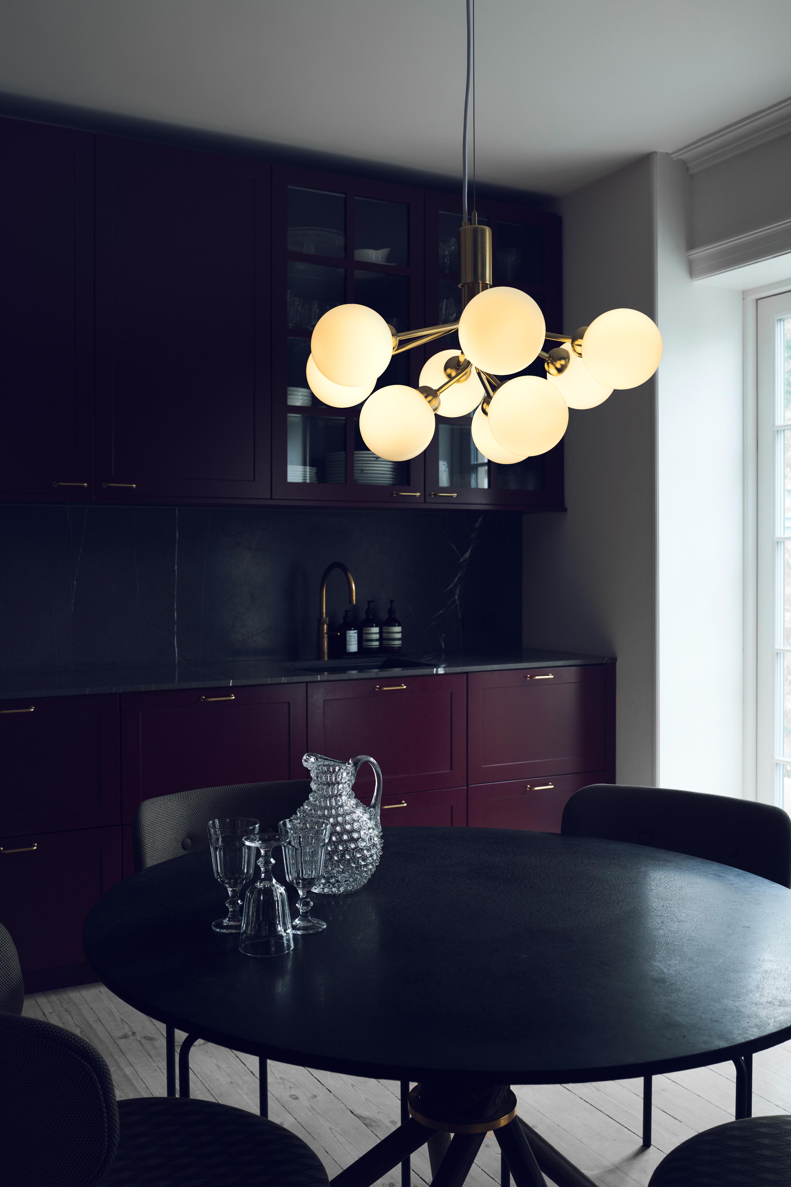 Závěsná lampa APIALES 9 mosazná s opálovým sklem
