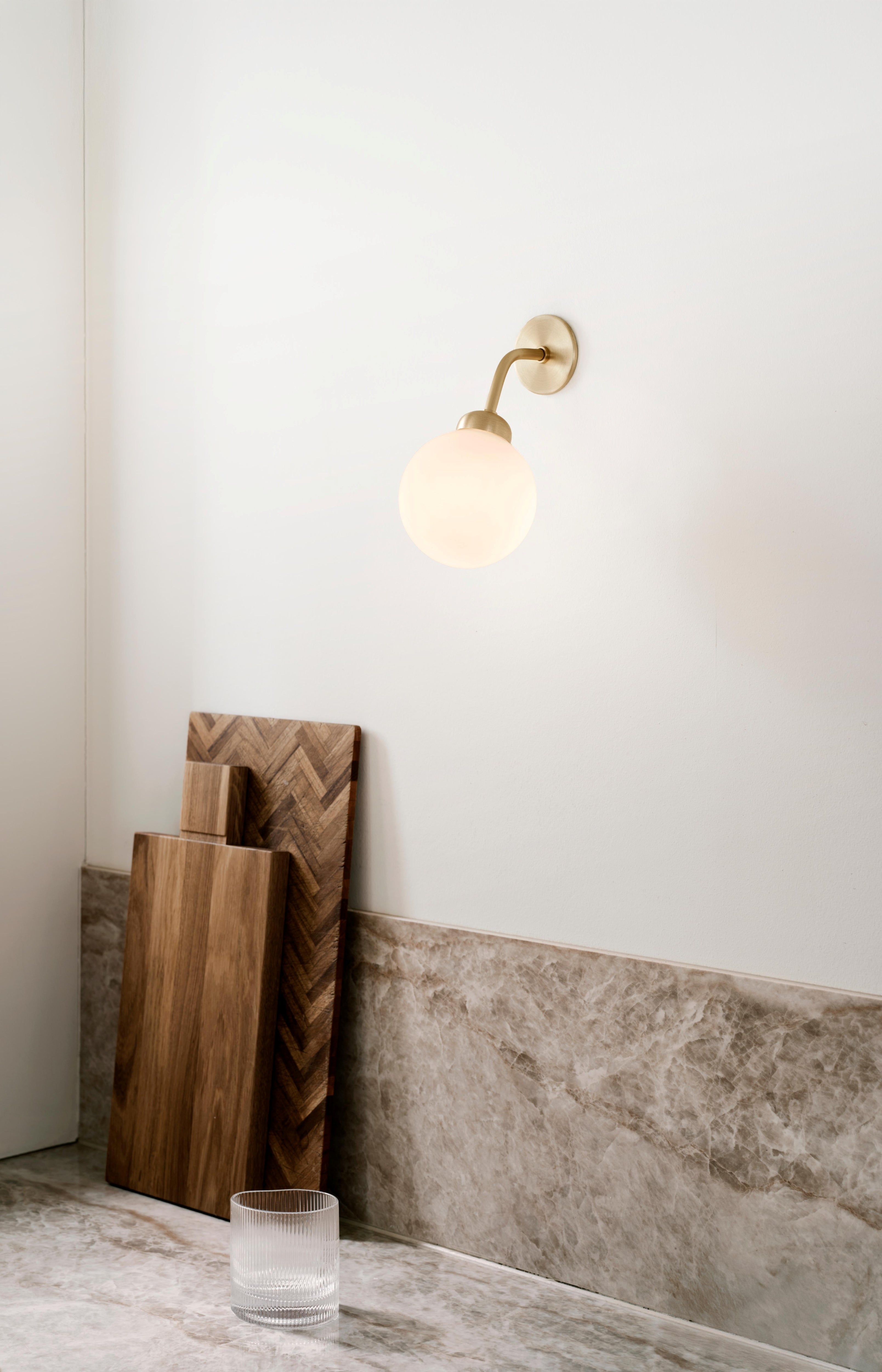 Lampa ścienna APIALES mosiężny z opalowym szkłem – Nuura