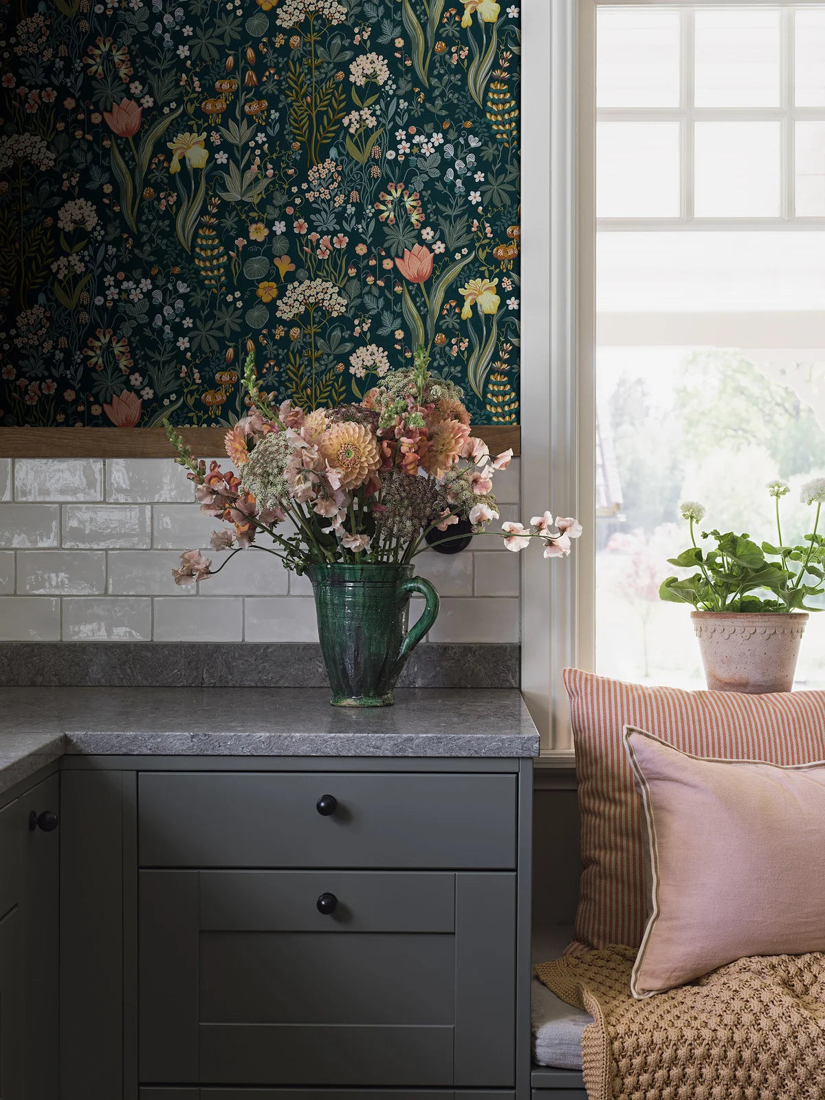 Tapeta s rostlinným motivem květin BLOMSTERHAV modrá se zelenou