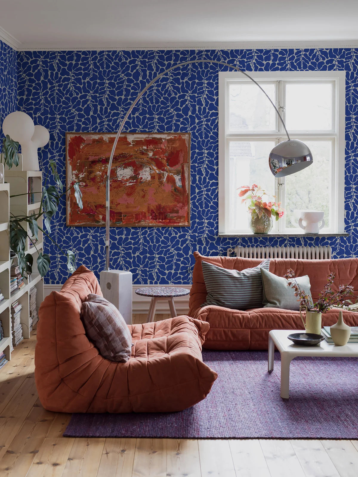 Papírová flizelinová tapeta s rostlinným vzorem MOJE TAJNÁ ZAHRADA modrá s bílou