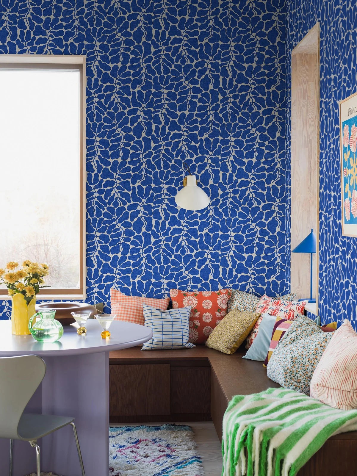 Papírová flizelinová tapeta s rostlinným vzorem MOJE TAJNÁ ZAHRADA modrá s bílou