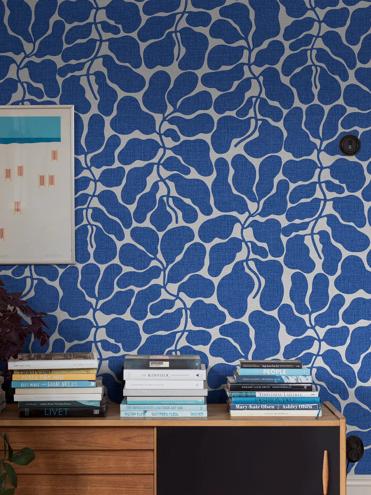 Papírová flizelinová tapeta s rostlinným vzorem MOJE TAJNÁ ZAHRADA modrá s bílou