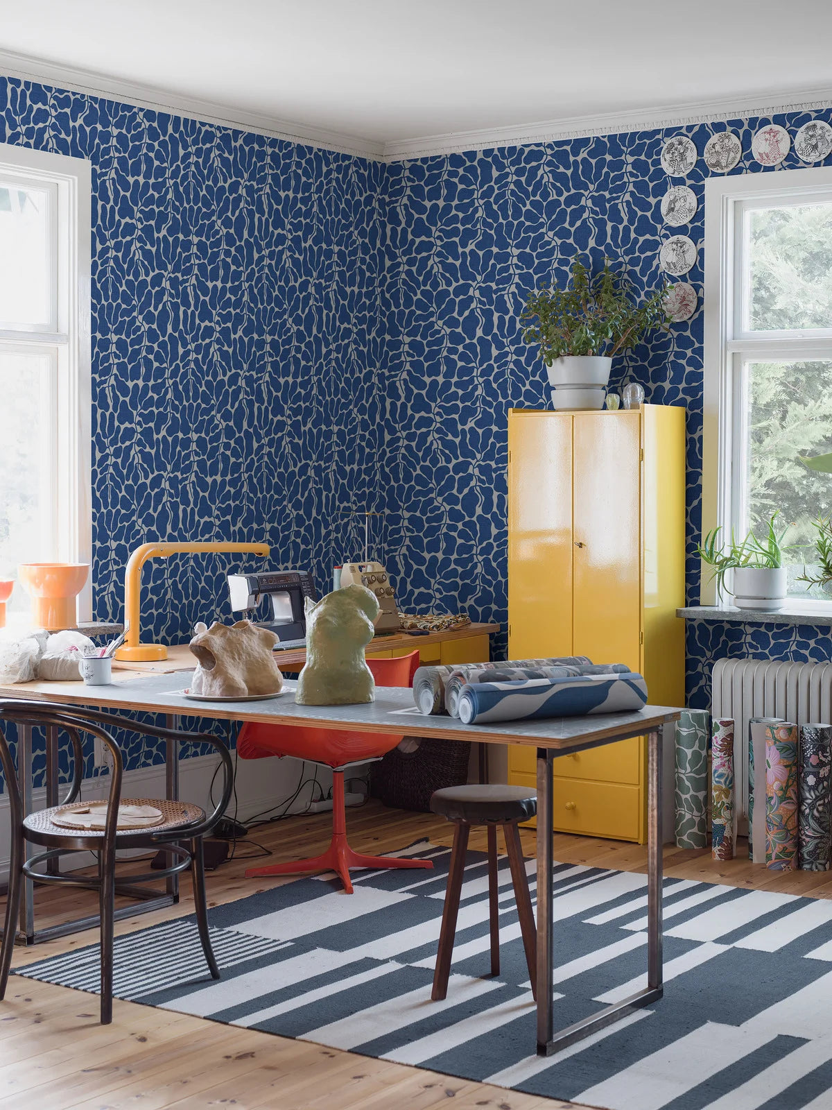 Papírová flizelinová tapeta s rostlinným vzorem MOJE TAJNÁ ZAHRADA modrá s bílou