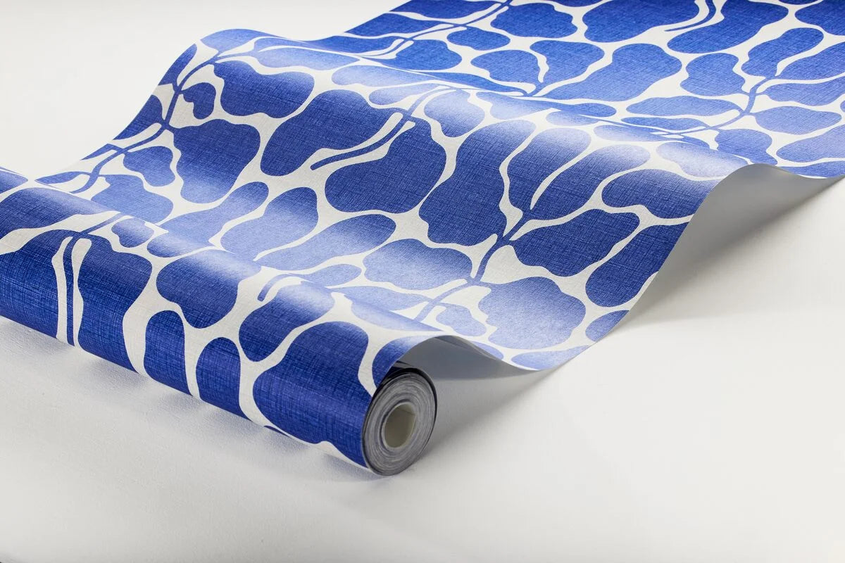 Papírová flizelinová tapeta s rostlinným vzorem MOJE TAJNÁ ZAHRADA modrá s bílou