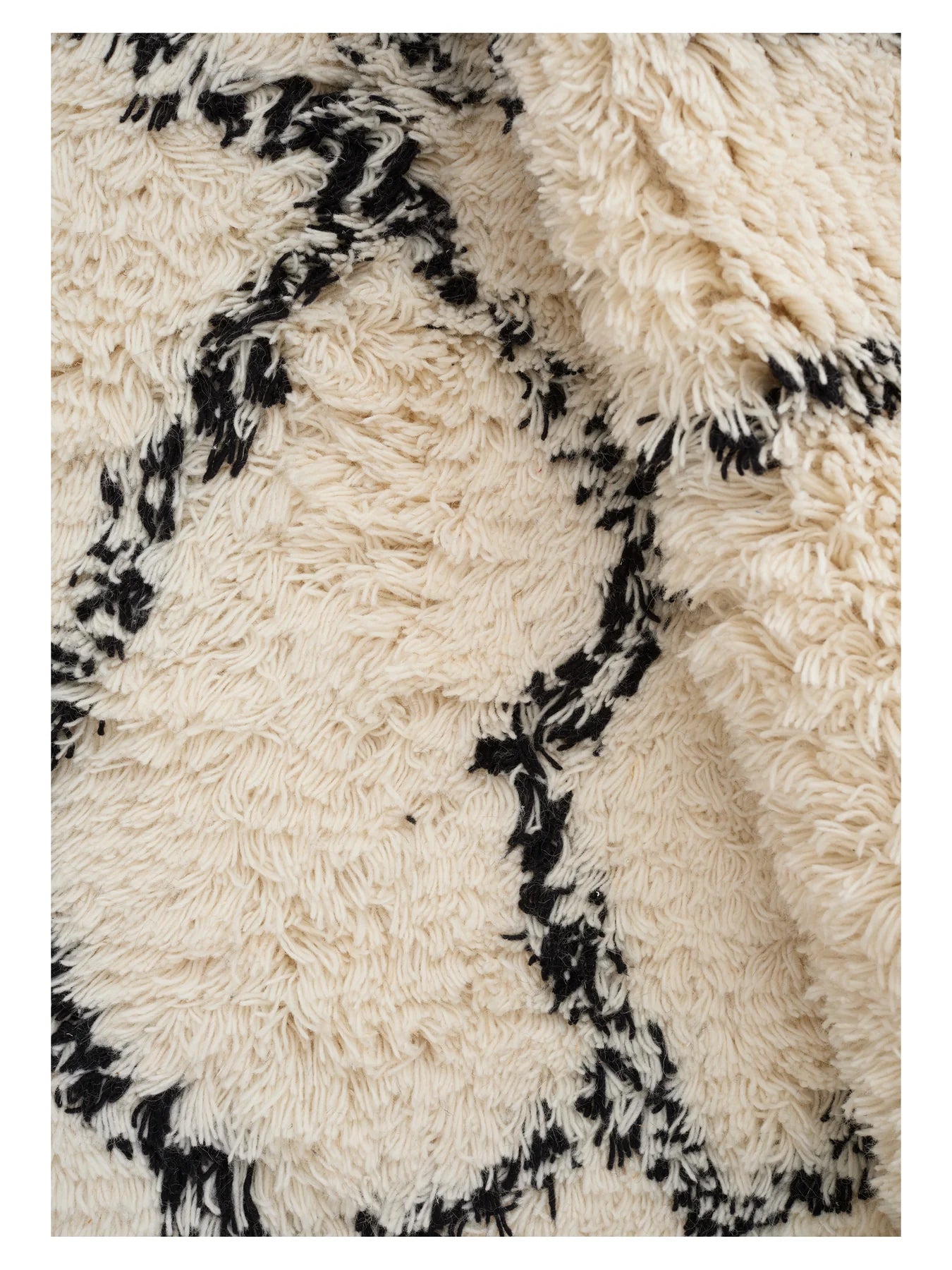 RUFFLE white long pile rug with black pattern