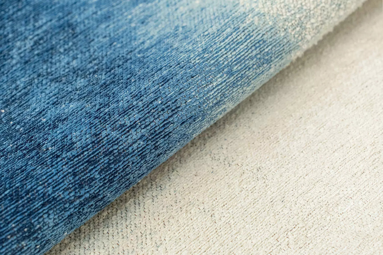DROP rug white with blue