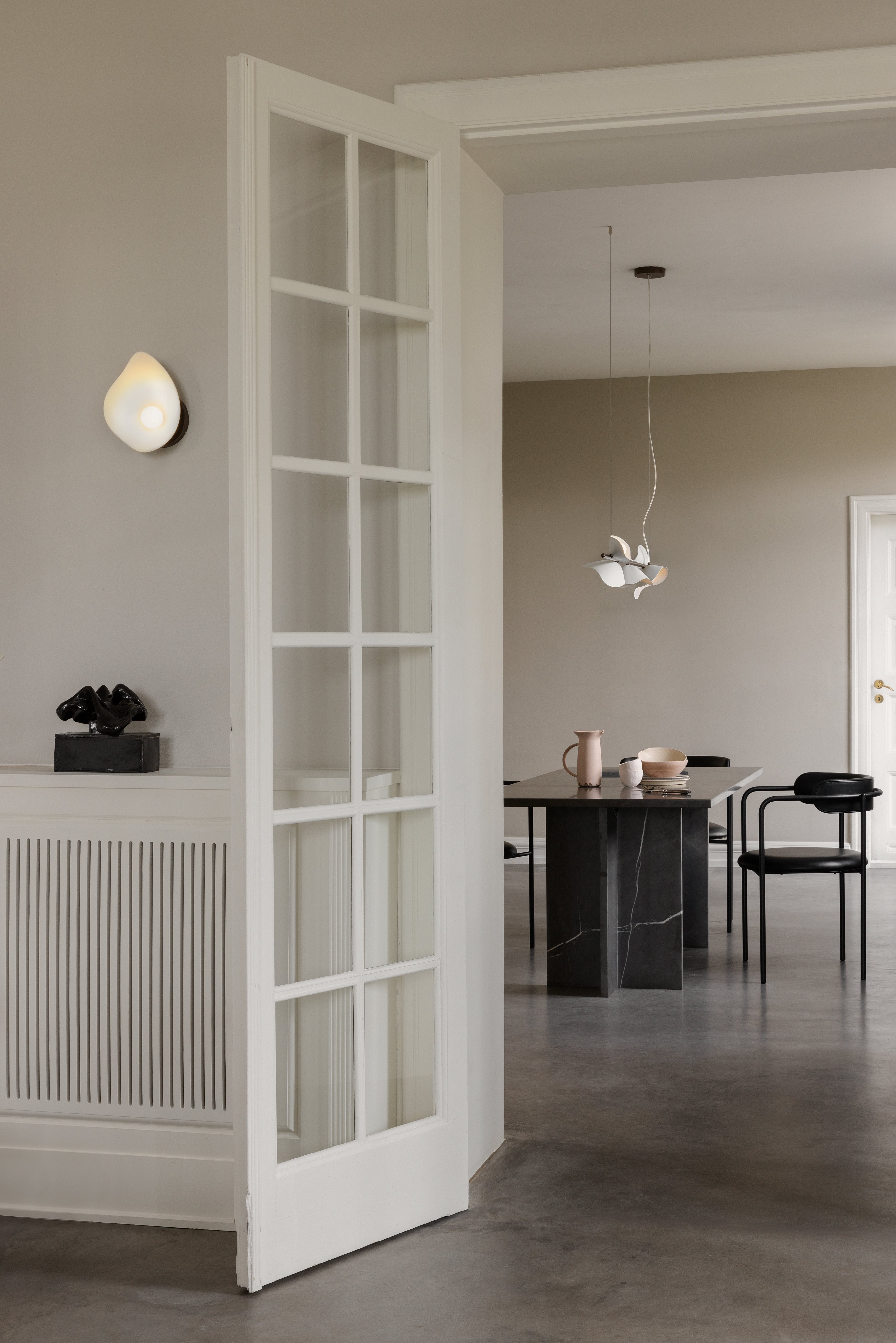 Nástěnná lampa FLORII tmavě hnědá s bílou