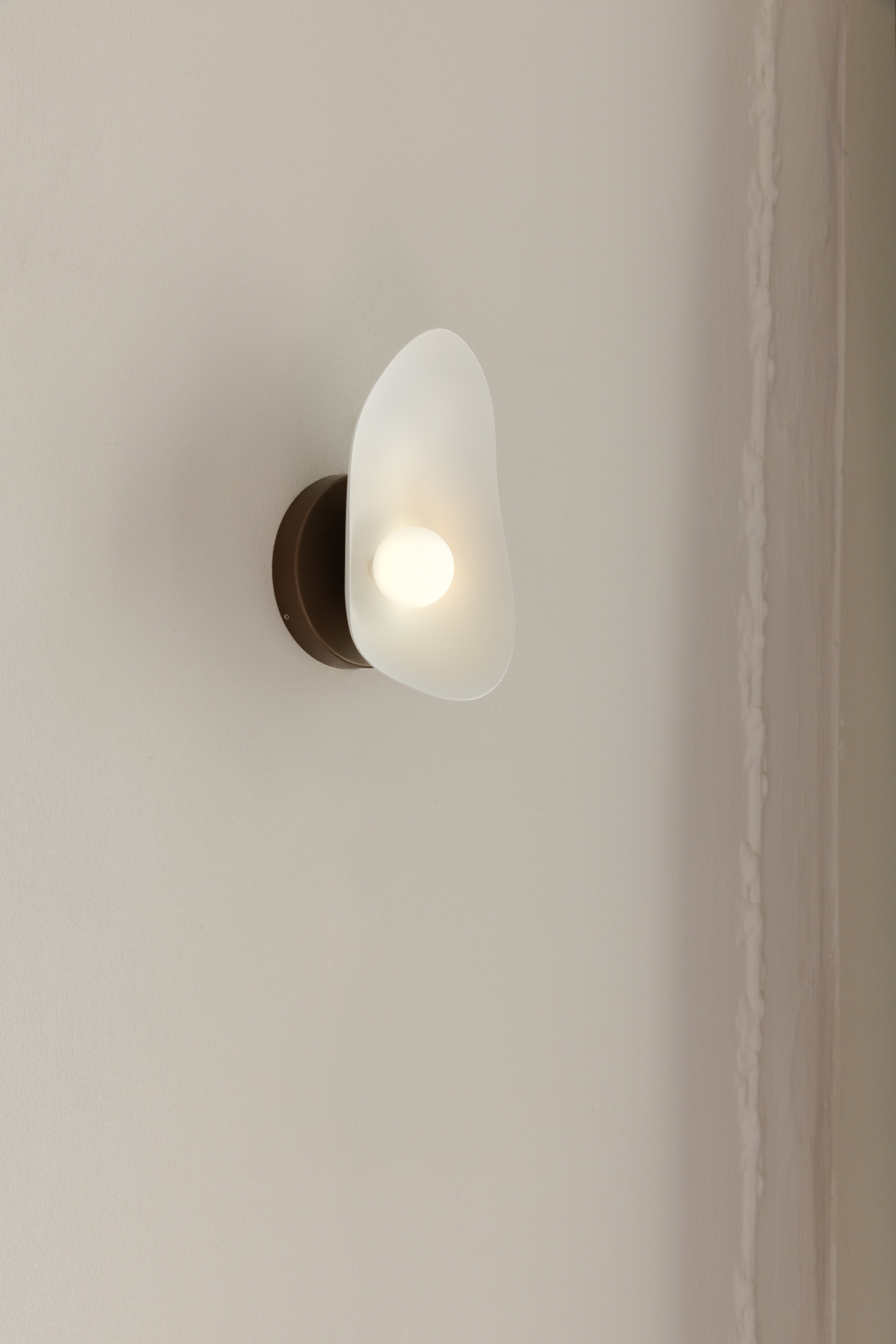 Nástěnná lampa FLORII tmavě hnědá s bílou
