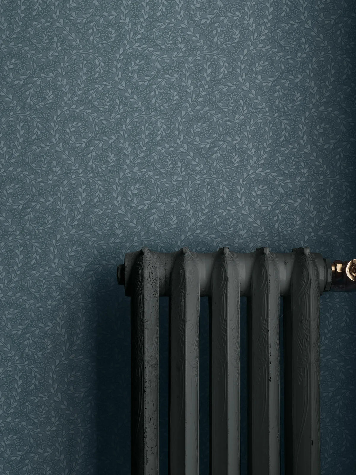 Tapeta s rostlinným motivem listů WILD FERNS modrá