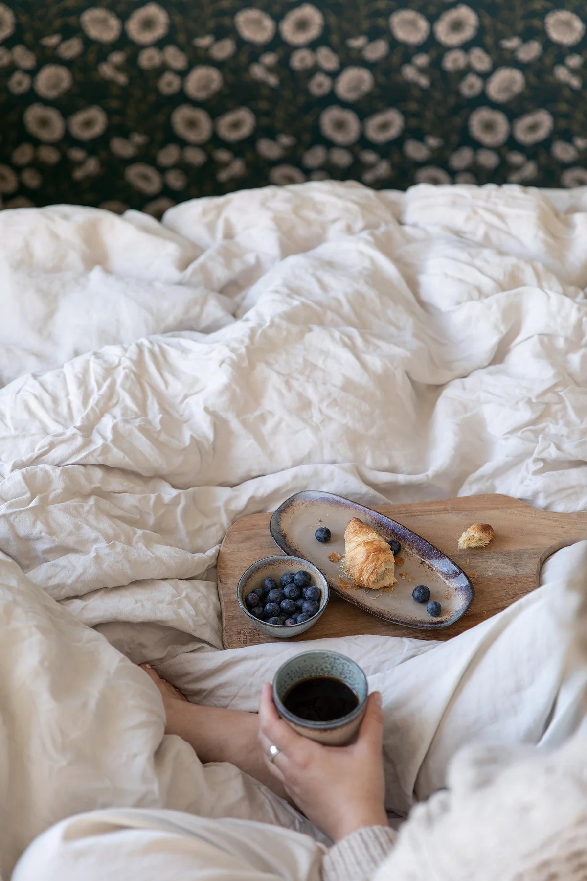 Tapeta s rostlinným motivem květin POPPY FLOW tmavě zelená s béžovou