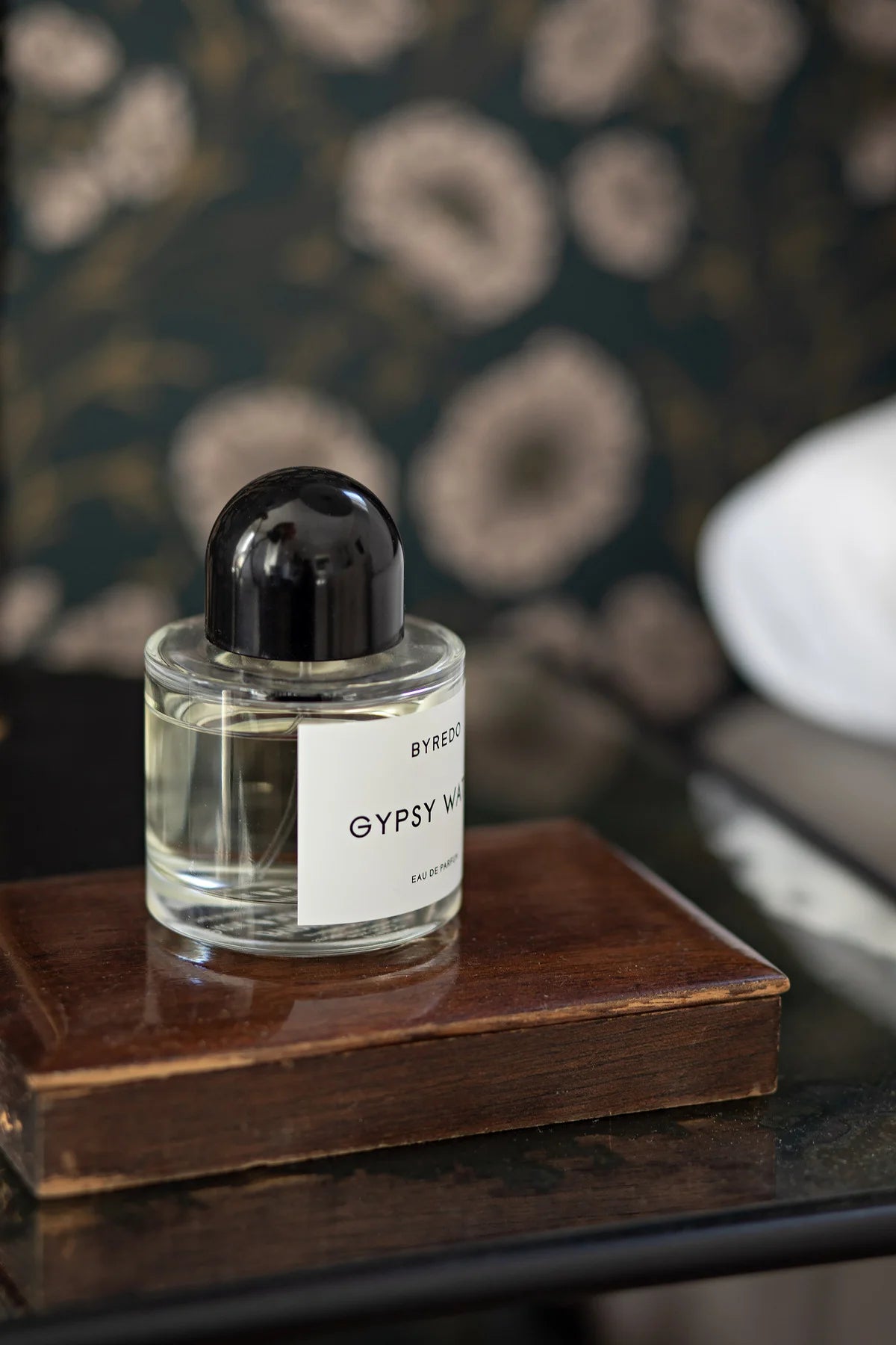 Tapeta s rostlinným motivem květin POPPY FLOW tmavě zelená s béžovou