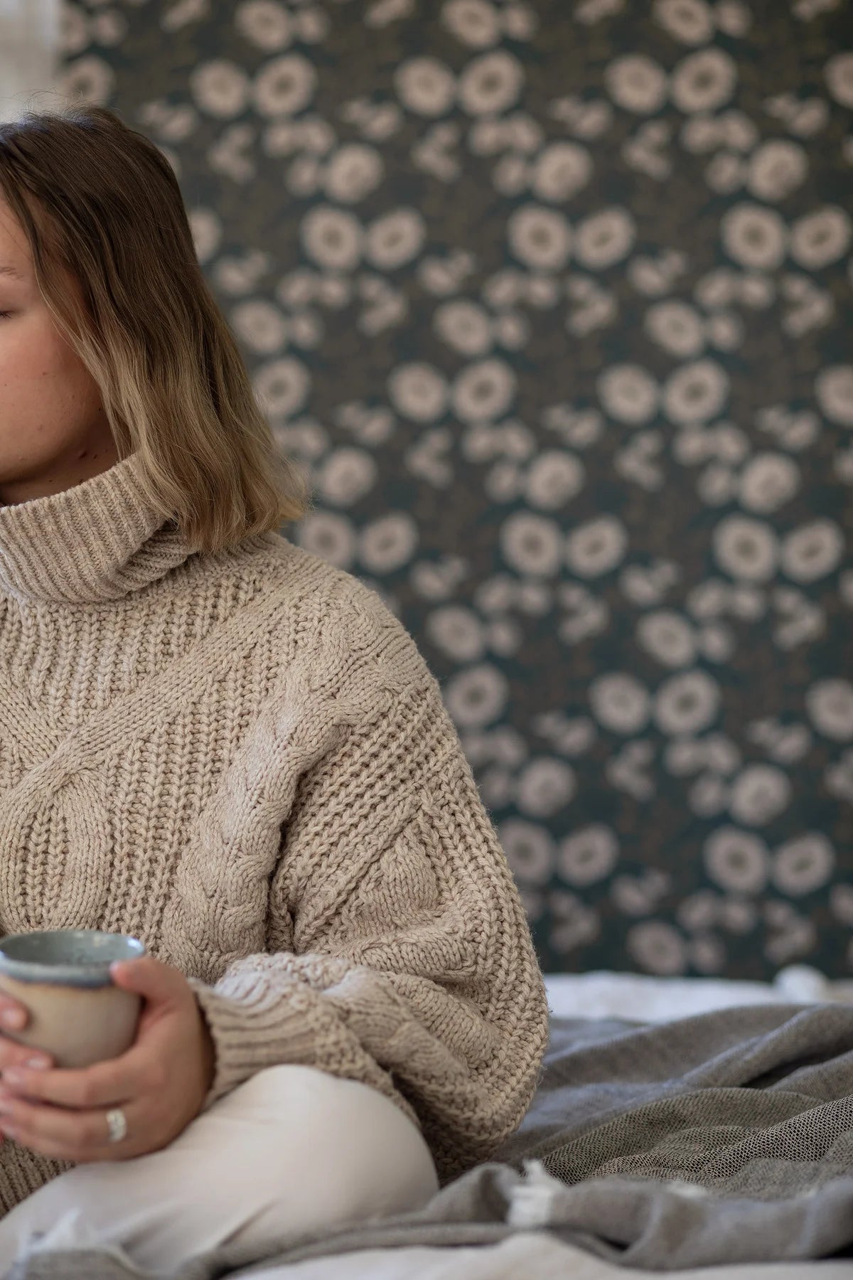 Tapeta s rostlinným motivem květin POPPY FLOW tmavě zelená s béžovou