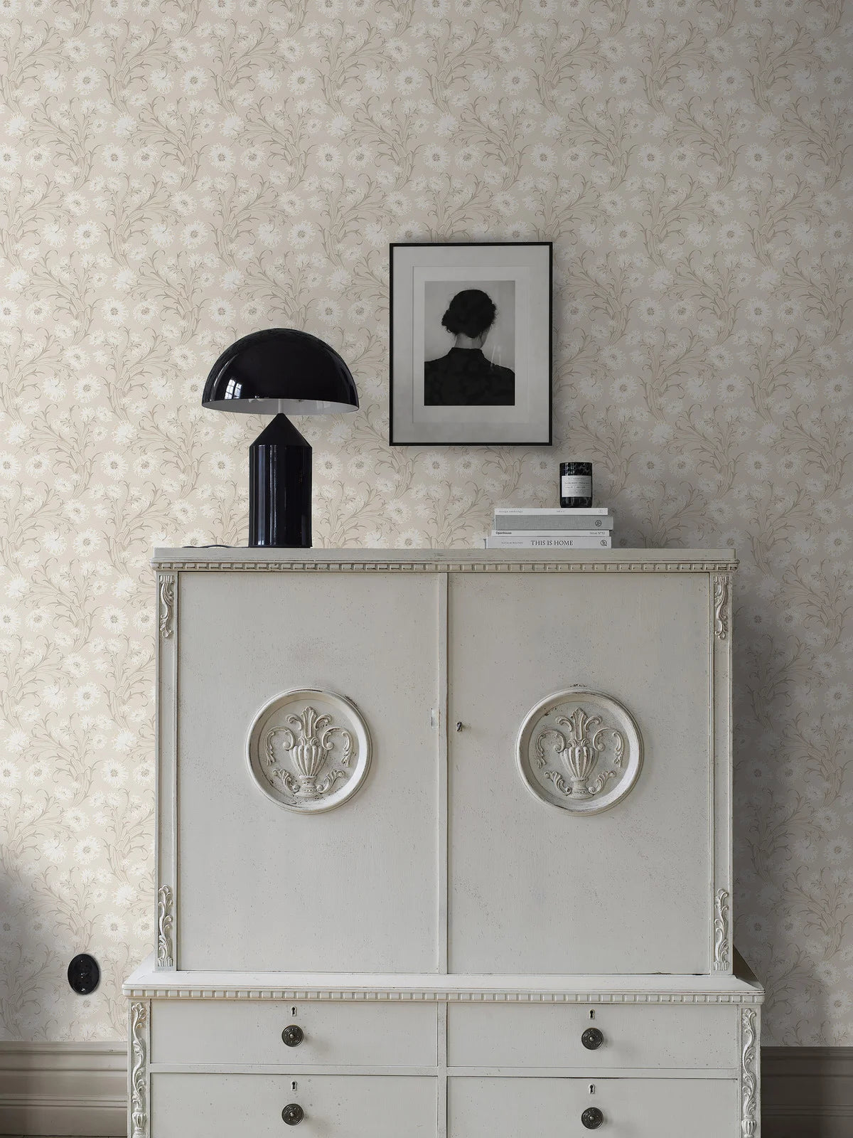 Tapeta s rostlinným motivem květin POPPY FLOW béžová s bílou