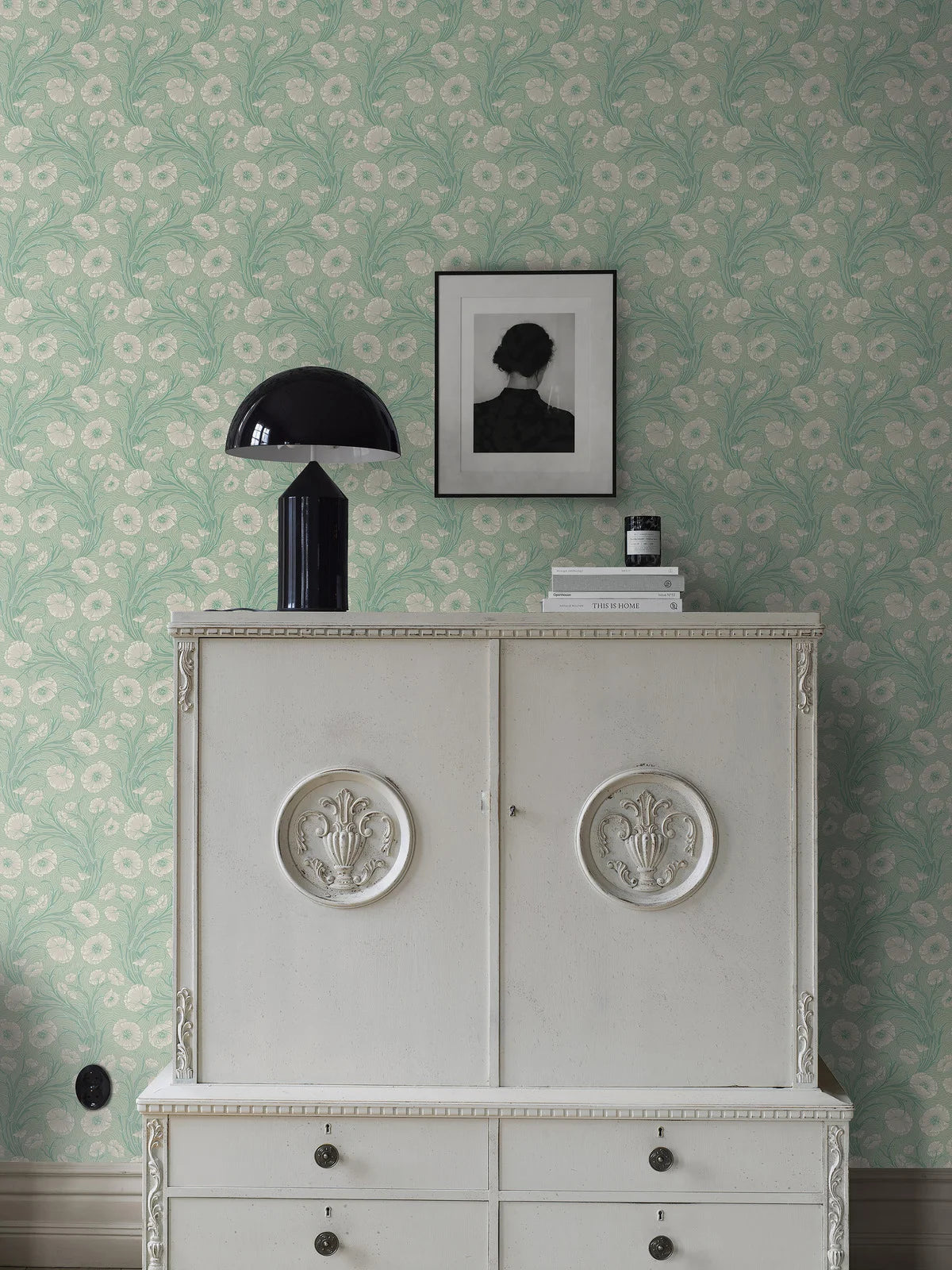 Tapeta s rostlinným motivem květin POPPY FLOW zelená s béžovou