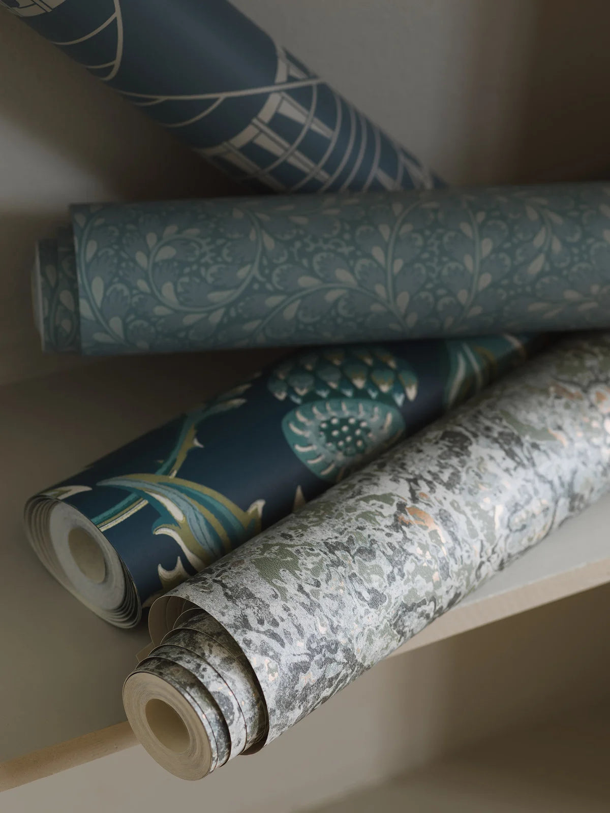 Tapeta s rostlinným motivem TREASURED THISTLE granátová se zelenou