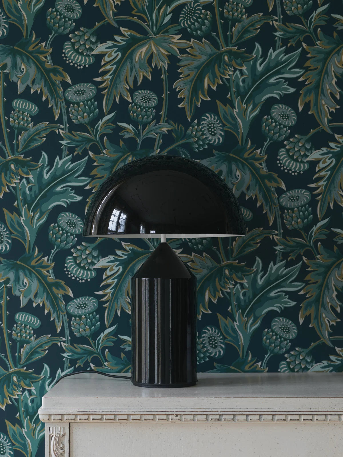 Tapeta s rostlinným motivem TREASURED THISTLE granátová se zelenou