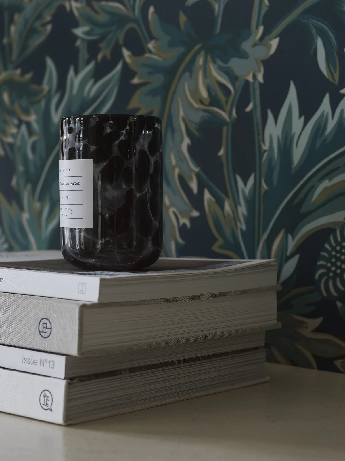 Tapeta s rostlinným motivem TREASURED THISTLE granátová se zelenou