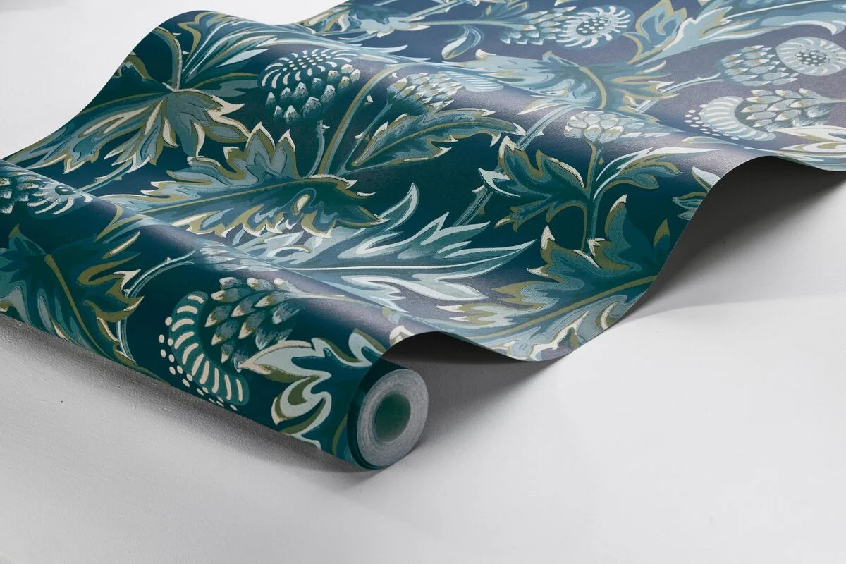 Tapeta s rostlinným motivem TREASURED THISTLE granátová se zelenou