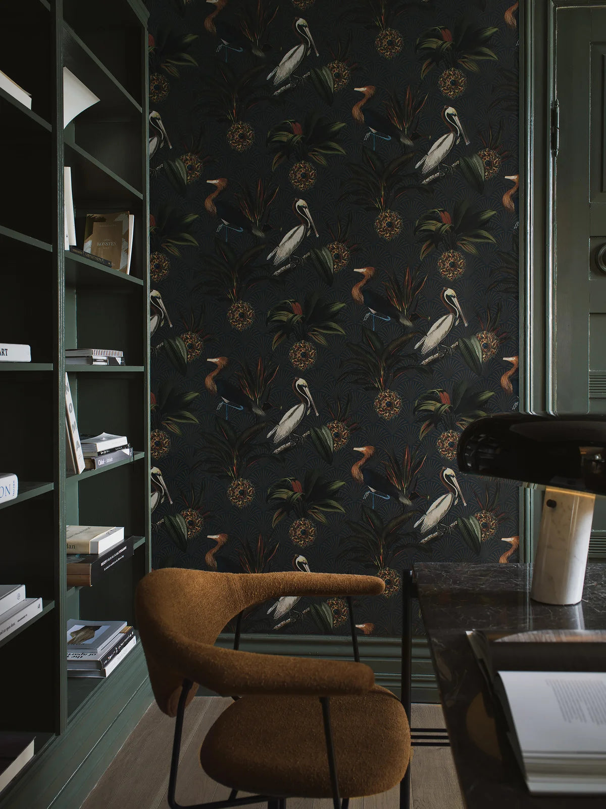 Tapeta s motivem zvířat ptáků SAPPHIRE BIRDS tmavě zelená