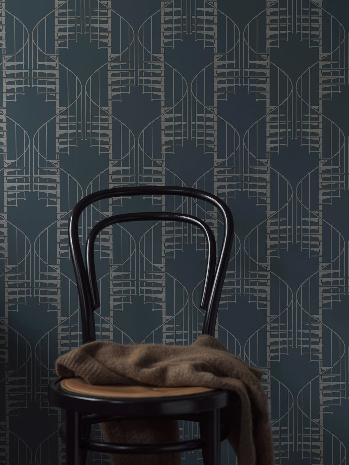 Tapeta s abstraktním vzorem STAIRCASE tmavě zelená