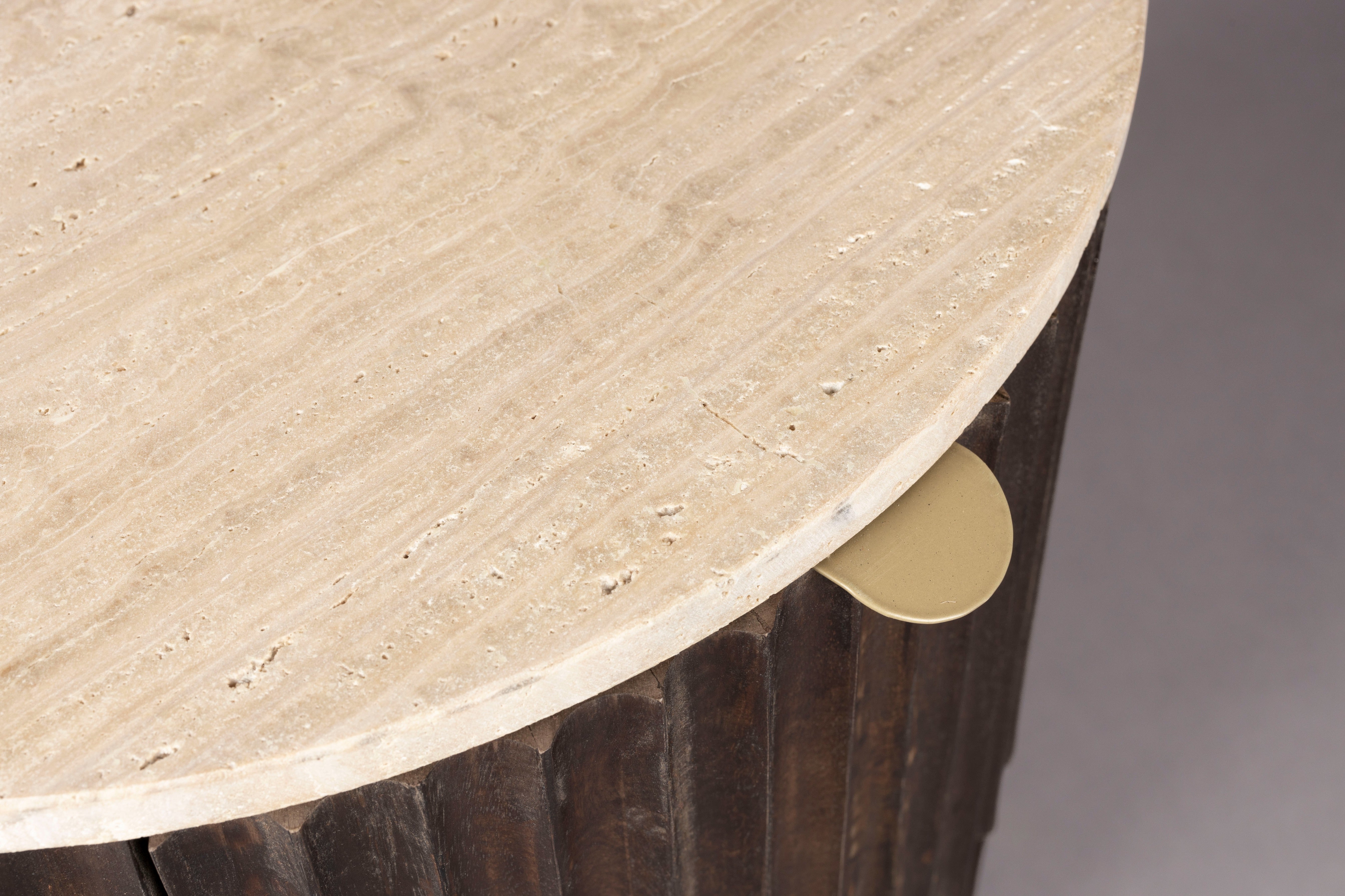 Boční stolek MARLOW travertin s dřevěnou základnou