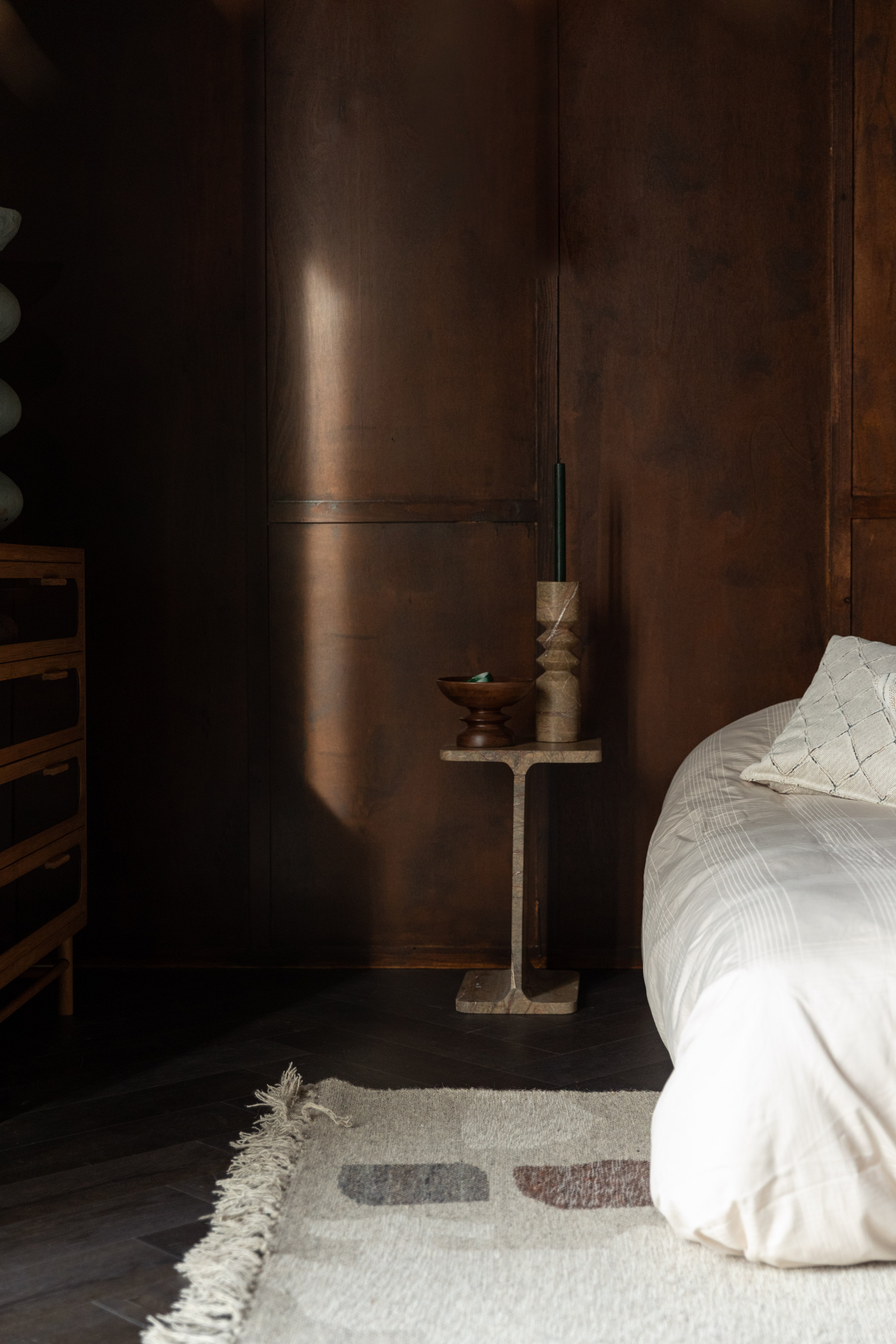 Boční stolek SATPURA hnědý mramor