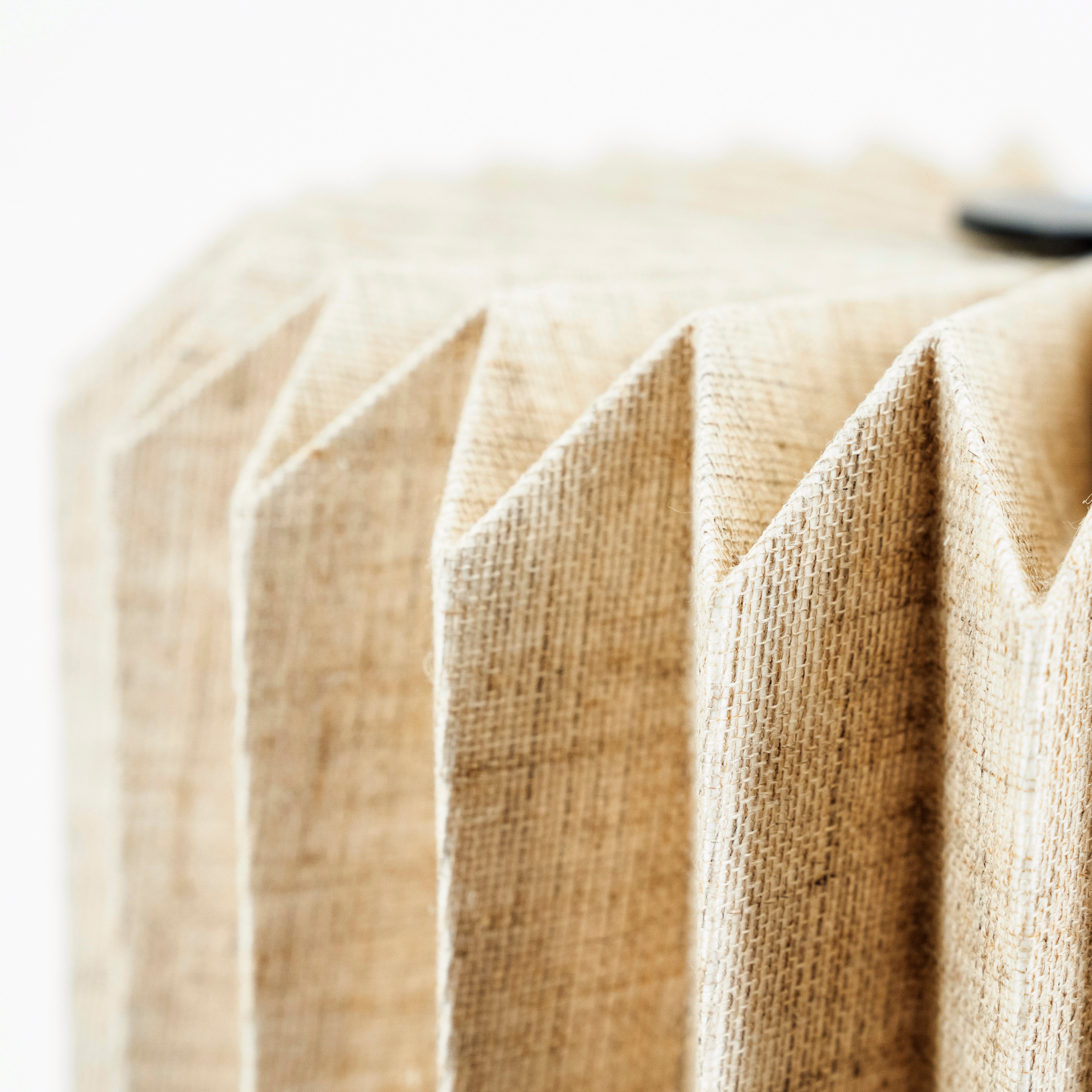 Stojací lampa ZUKI papír a len s dřevěným podstavcem