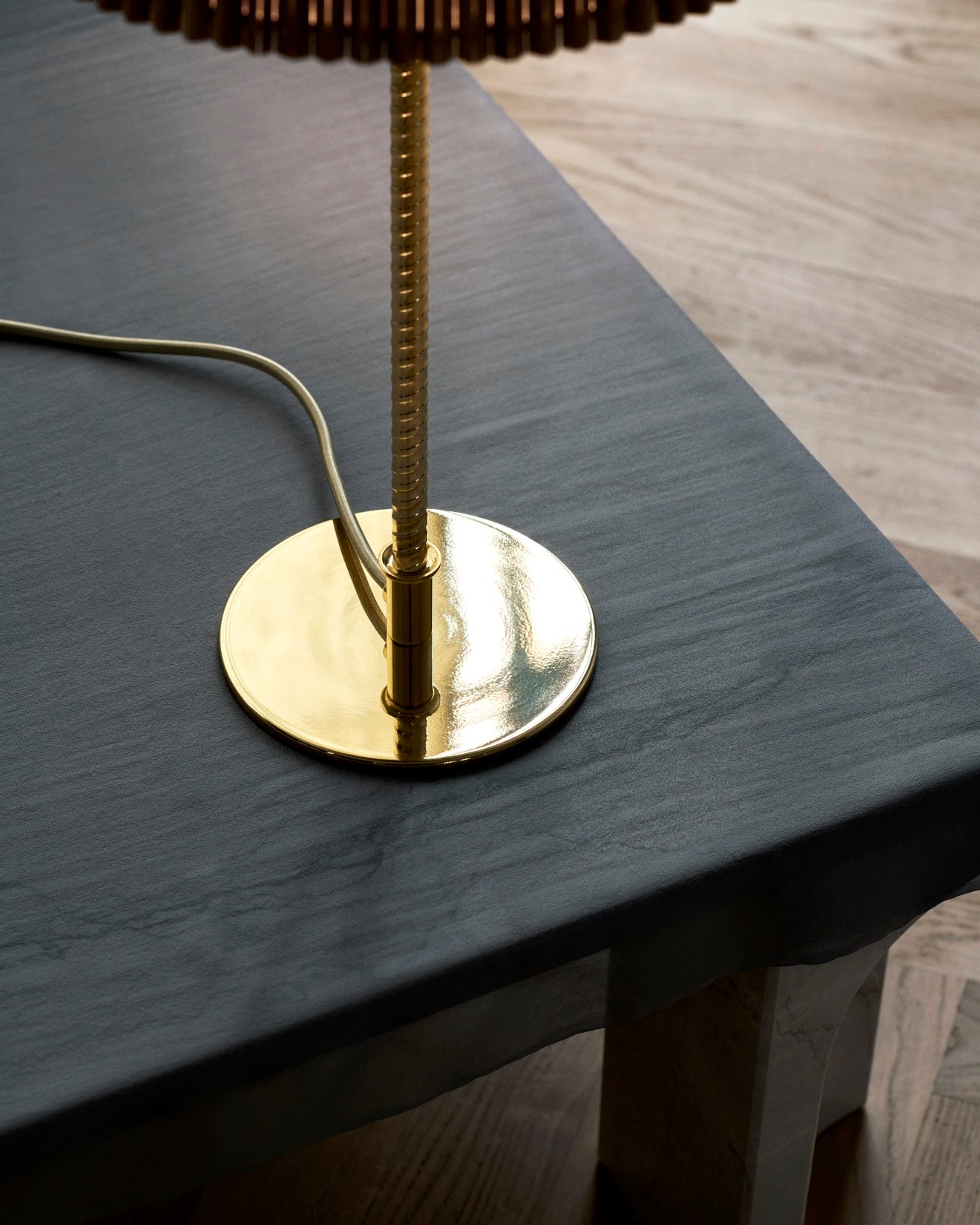 Table lamp 9205 with bamboo shade and golden base