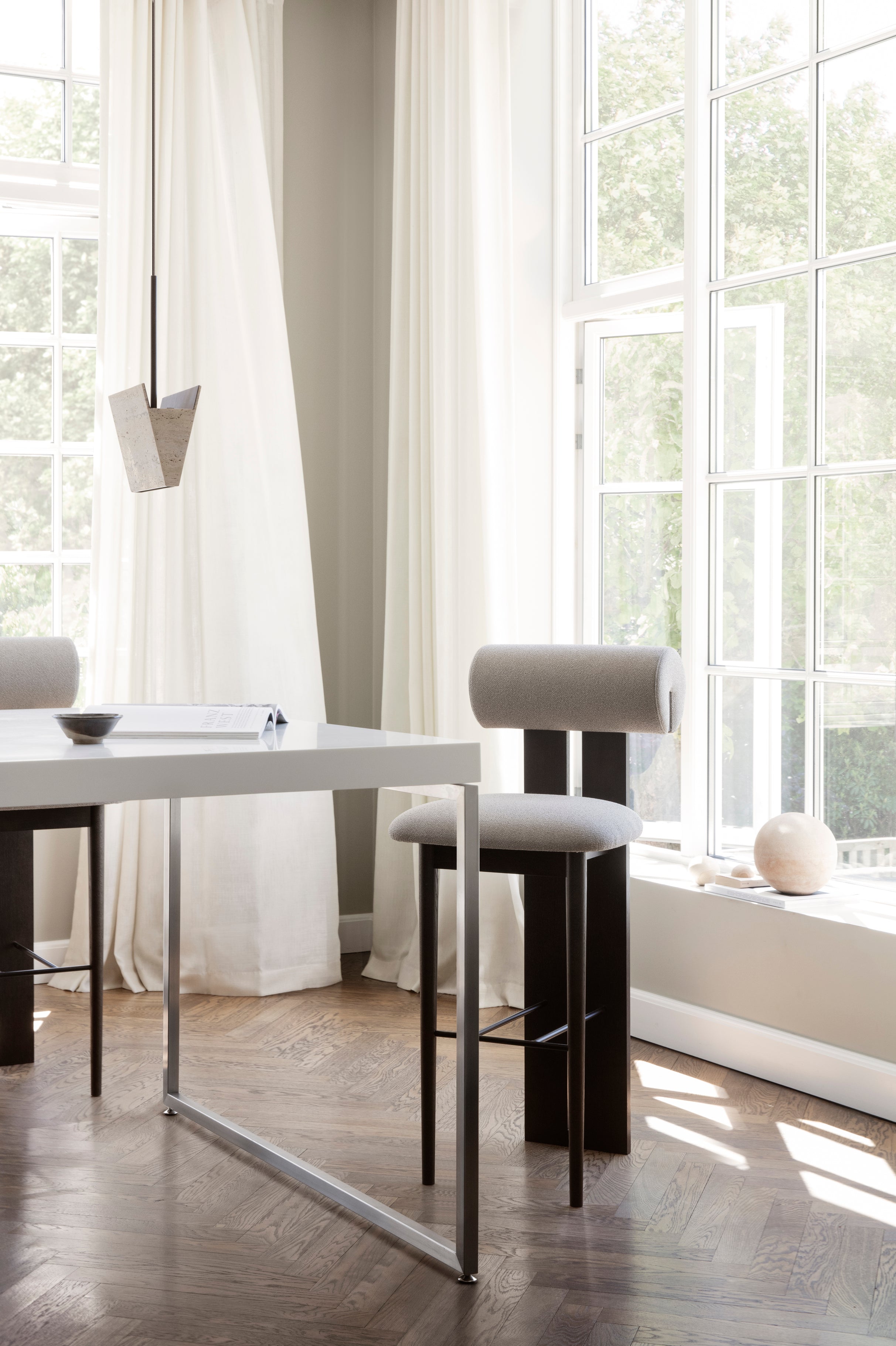 Hoker čalouněný HIPPO tmavé kouřové dubové dřevo