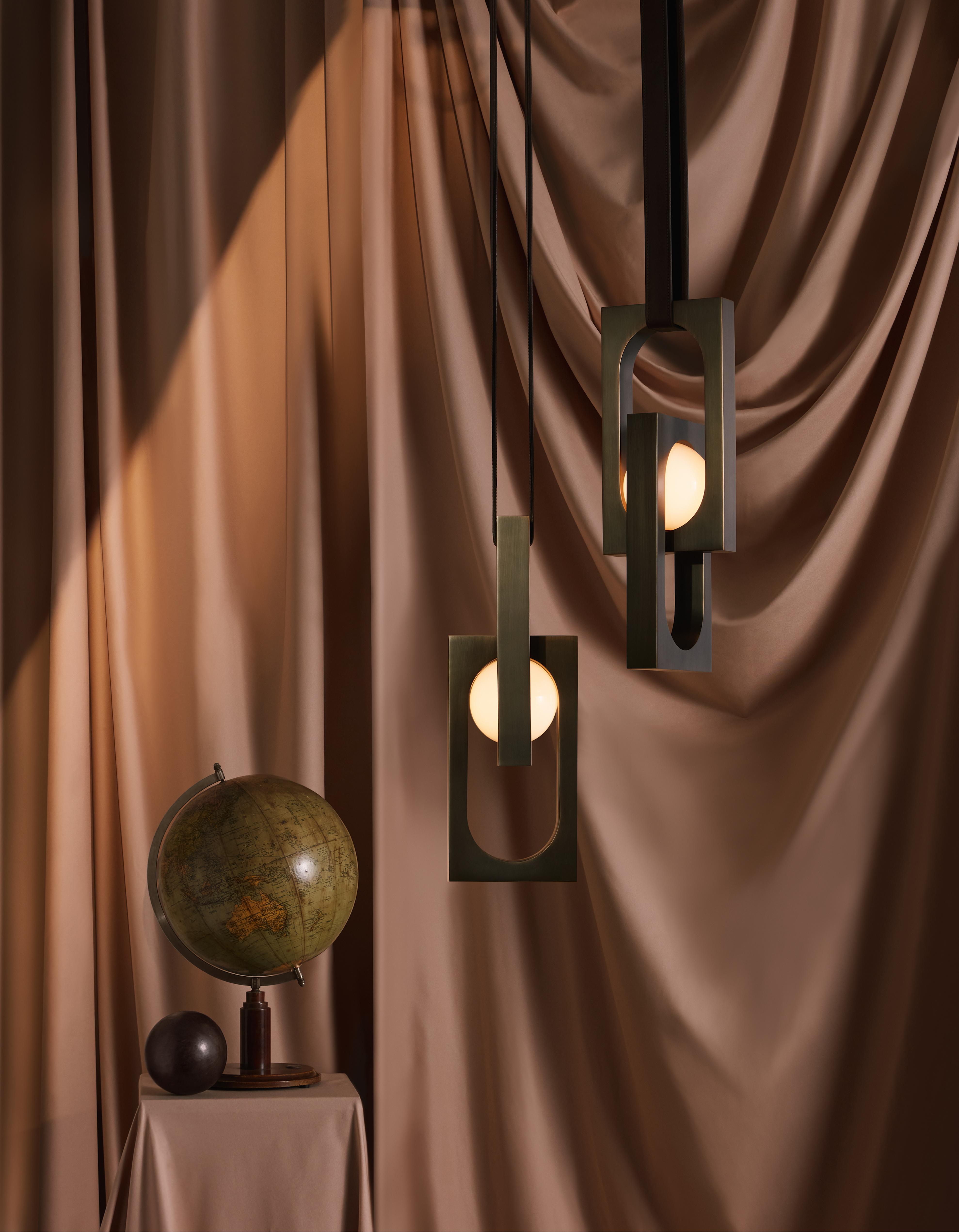 Lampa visící MYTHOS DUO s opálovým stínidlem a mosaznými detaily.