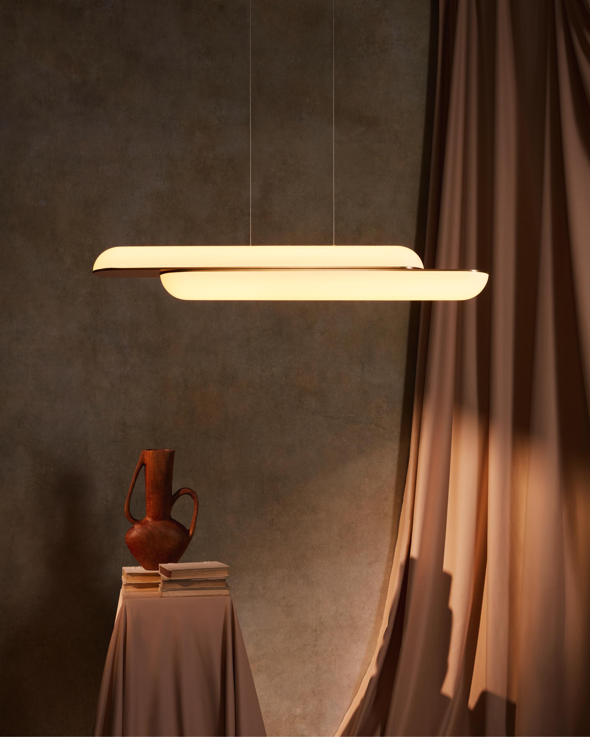 Lampa visící GEMINI s opálovým stínidlem a mosaznými detaily.