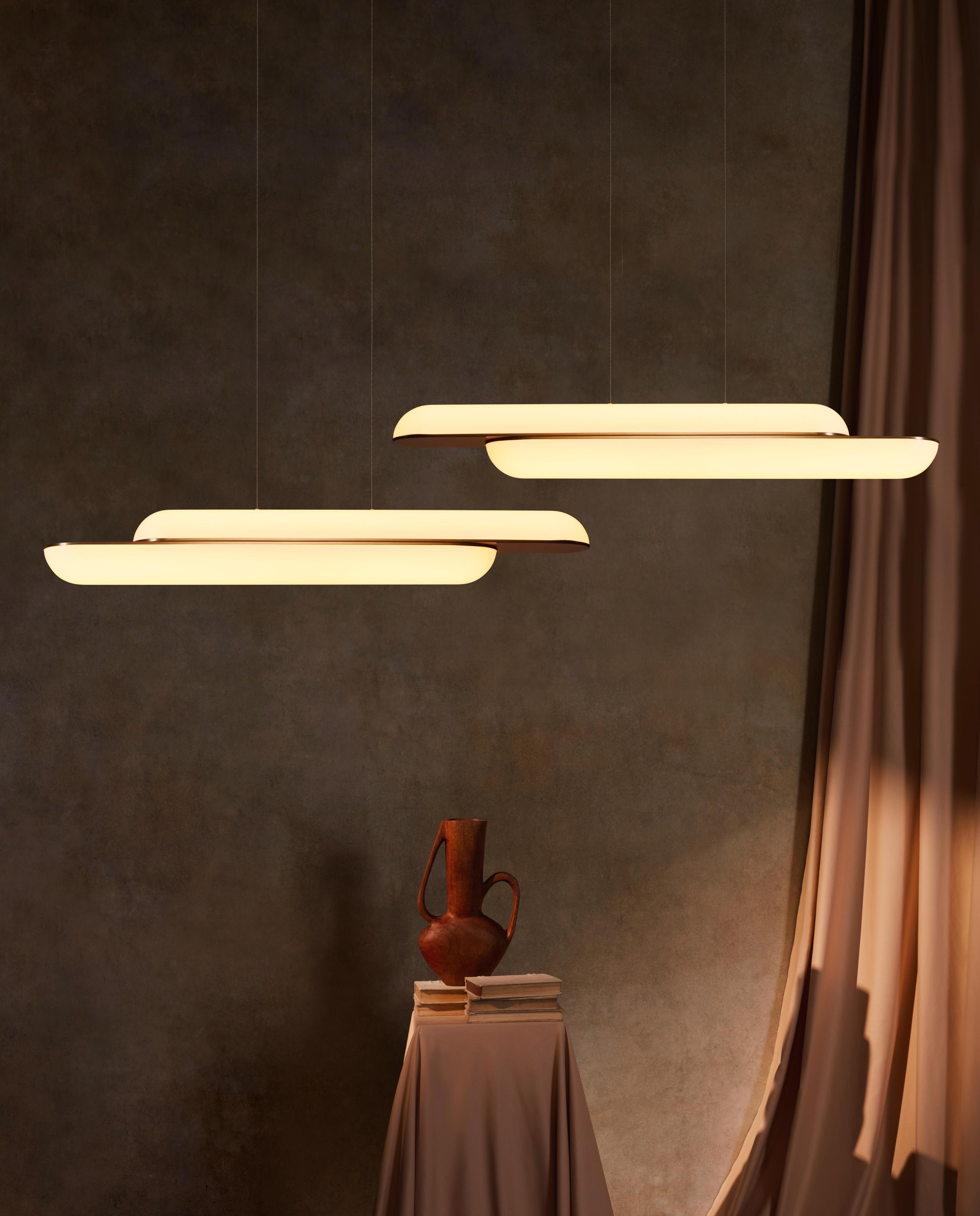 Lampa visící GEMINI s opálovým stínidlem a mosaznými detaily.