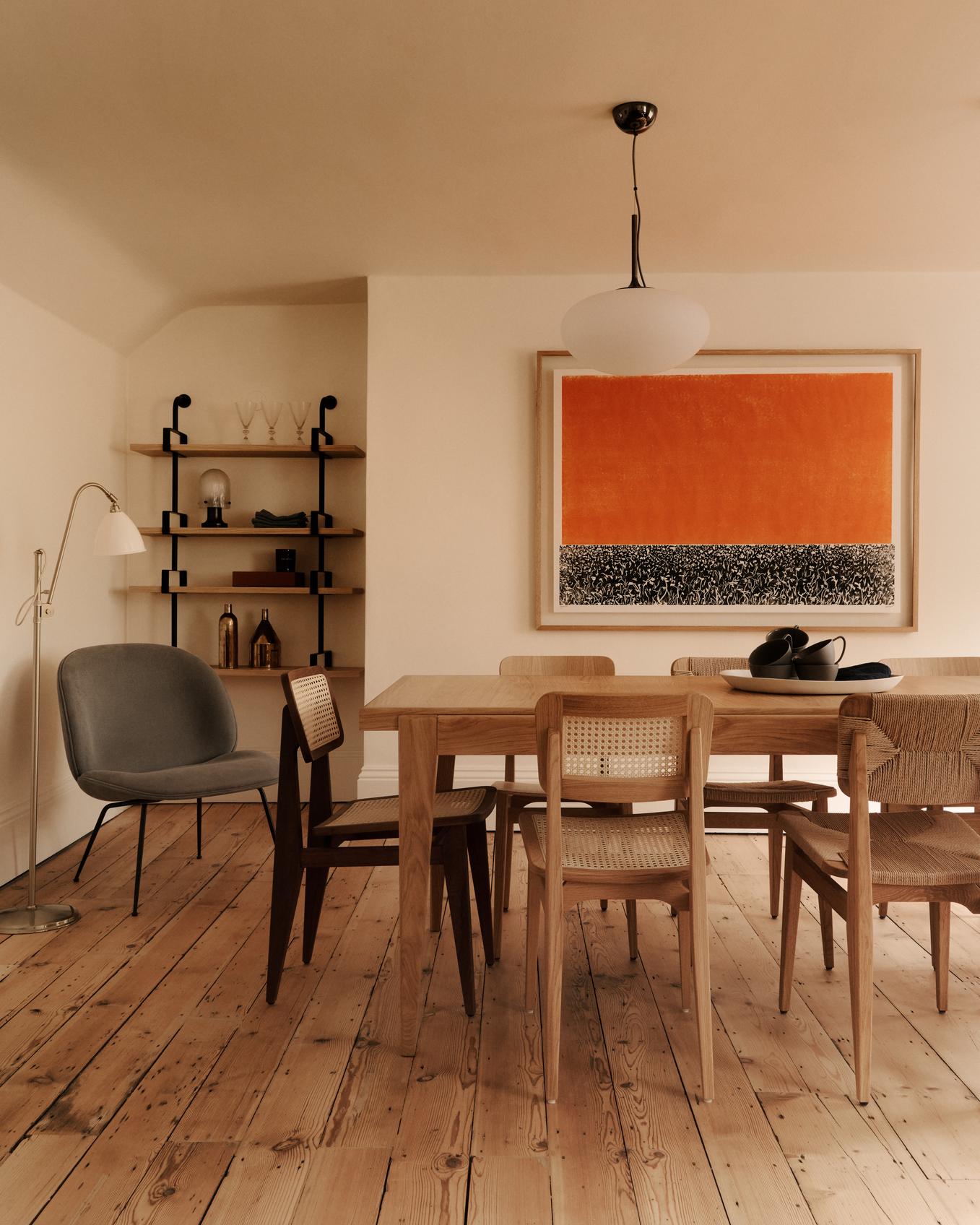 Křeslo BEETLE čalouněné se zlatým podstavcem