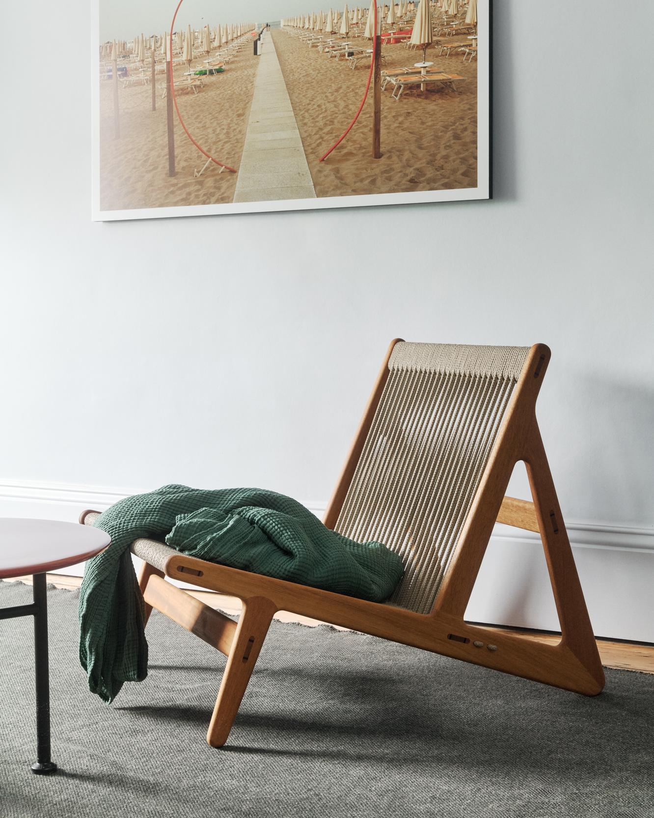MR01 armchair in oak wood and linen