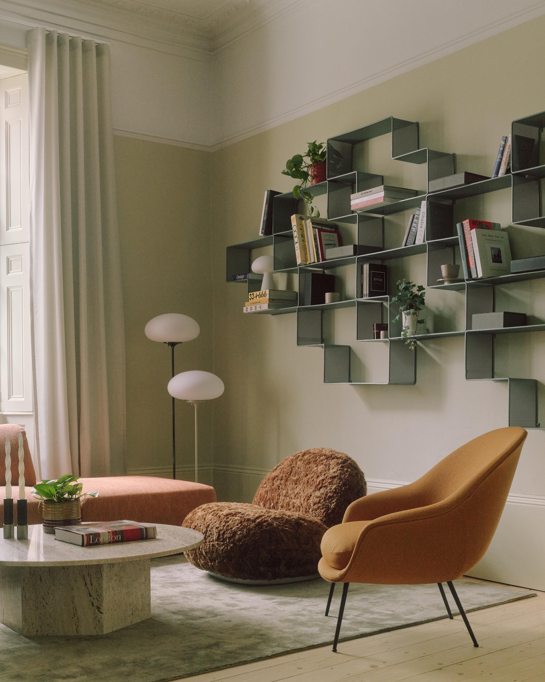 Křeslo BAT čalouněné s černým podstavcem