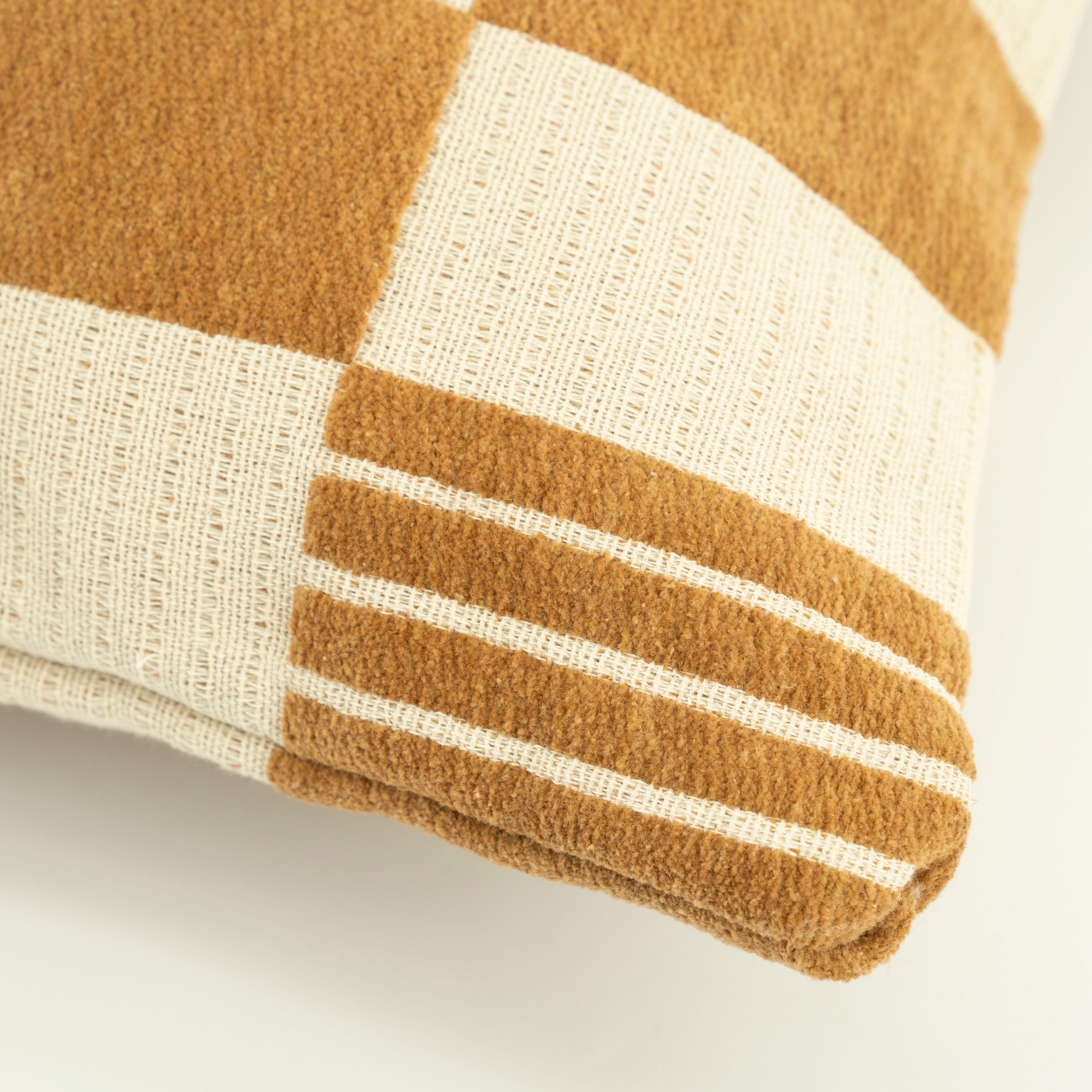 Polštář TWIST hořčicový s béžovou