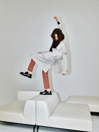 HOLDEN upholstered pouf with black base