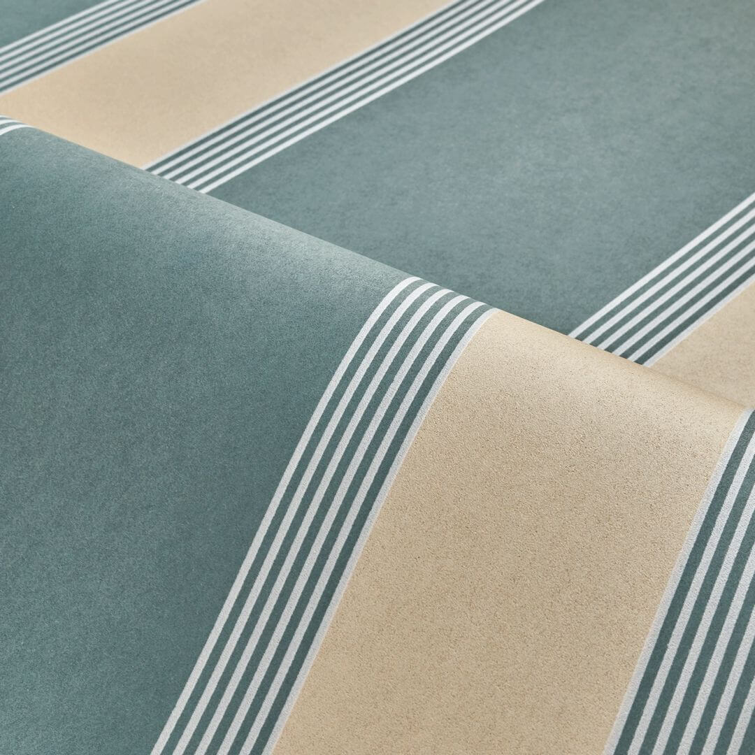 Tapeta s geometrickým vzorem pruhy AUTEUIL - CELADON/DORE seledynová se zlatou