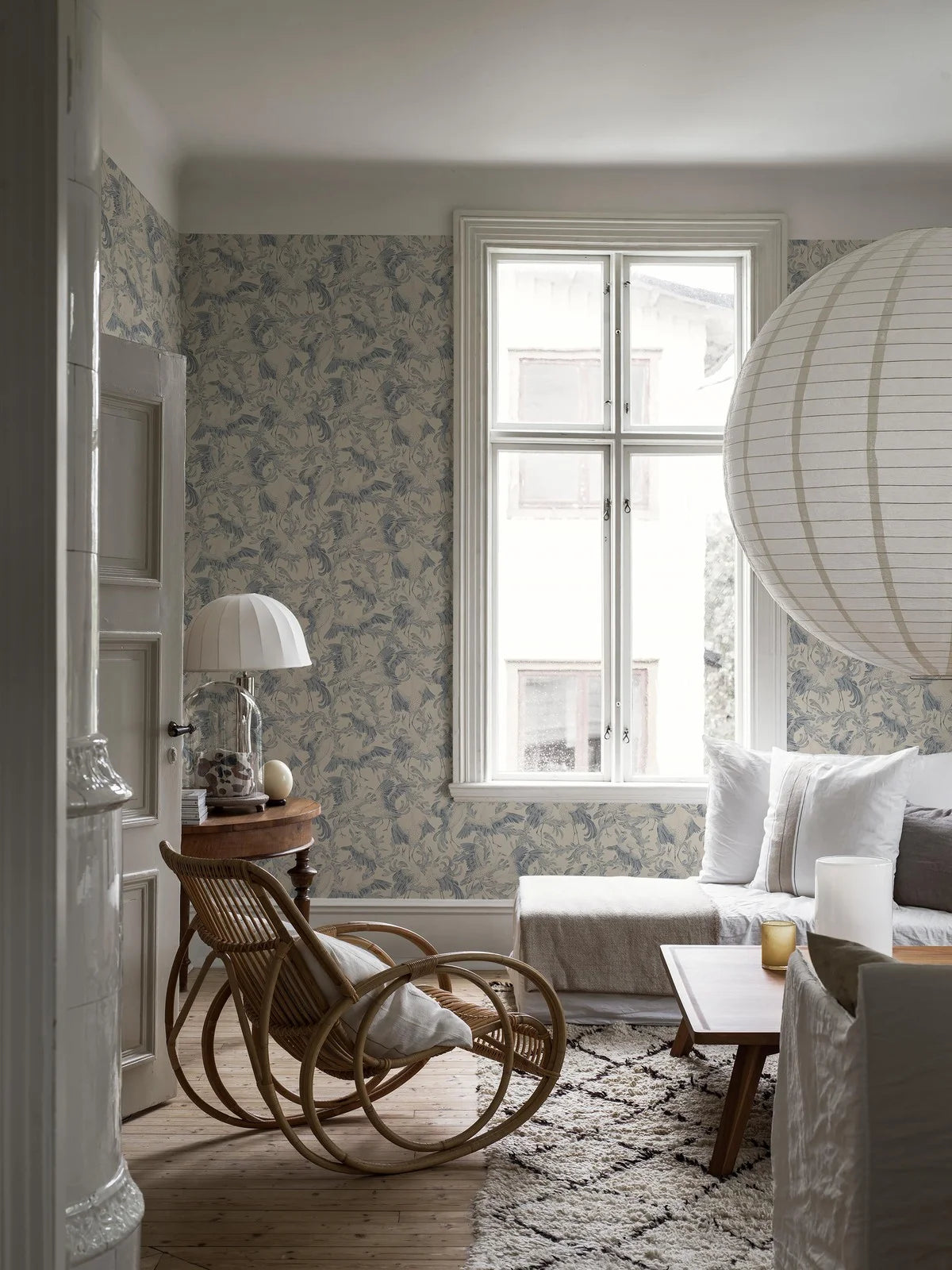 Tapeta se zvířecím motivem ptáků TANČÍCÍ JEŘÁB krémová s modrou