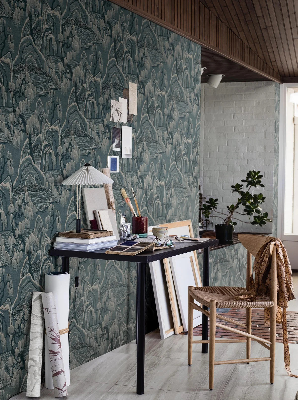 Papírová flizelinová tapeta s krajinou INDIGO GARDEN modro-černá s béžovou