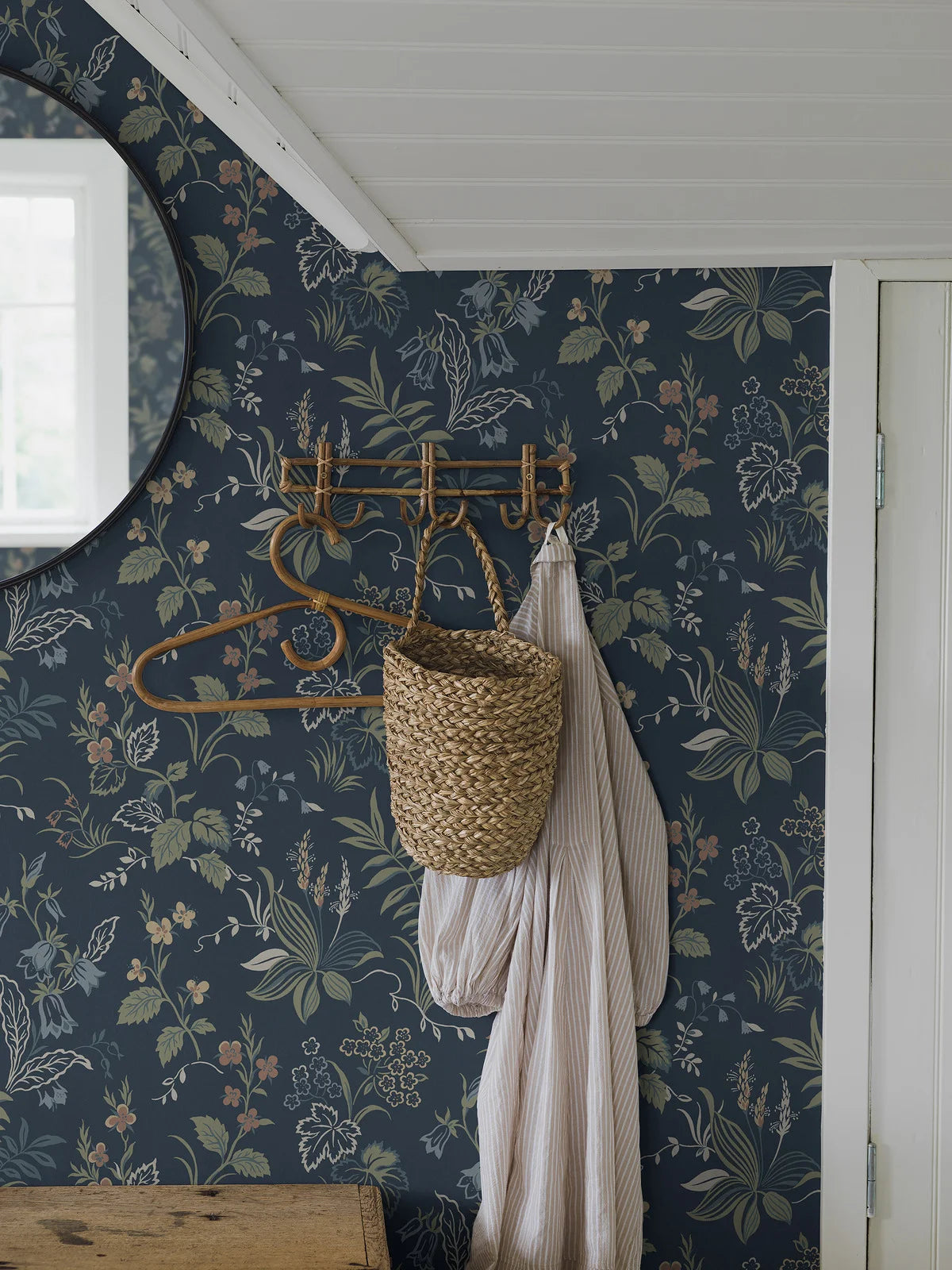 Tapeta s rostlinným motivem FOLKLORE granátová s zelenou