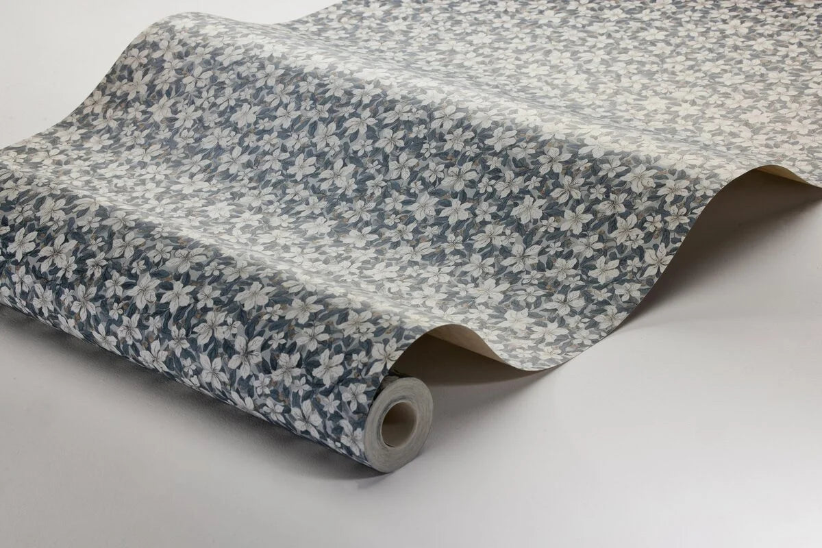 Tapeta s rostlinným motivem květin SKOGSBLOMST modrá s bílou